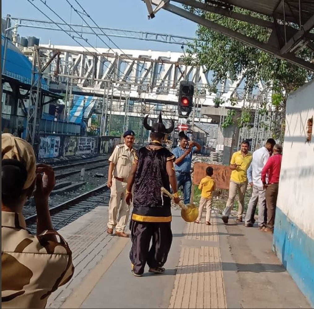 ભારતીય રેલવેના ઓફિશયલ ટ્વિટર હેન્ડ પરથી આ કેટલીક તસવીરો અને વીડિયો શેર કરવામાં આવ્યા છે. જે અમે અહીં મૂક્યા છે.આ તસવીરો મુંબઇની છે જ્યાં યમરાજા રેલવે સ્ટેશન પર કાળા કપડા પહેરી હાથમાં ગદા લઇને લોકોને ઉઠાવી રહ્યા છે. વાત સાવ સાદી છે જો તમે રેલવેના નિયમોનું પાલન નહીં કરો તો યમરાજ આવી તમને ઉઠાવી જશે. ભારતીય રેલવેના ઓફિશયલ ટ્વિટર હેન્ડ પરથી આ કેટલીક તસવીરો અને વીડિયો શેર કરવામાં આવ્યા છે. જે અમે અહીં મૂક્યા છે.આ તસવીરો મુંબઇની છે જ્યાં યમરાજા રેલવે સ્ટેશન પર કાળા કપડા પહેરી હાથમાં ગદા લઇને લોકોને ઉઠાવી રહ્યા છે. વાત સાવ સાદી છે જો તમે રેલવેના નિયમોનું પાલન નહીં કરો તો યમરાજ આવી તમને ઉઠાવી જશે.