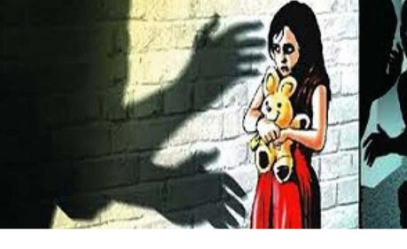 સુરત: 'આજા મેરી જાન' કહી દુકાનદારે બાળકીને ખેંચી, આચર્યુ દુષ્કર્મ સુરત: 'આજા મેરી જાન' કહી દુકાનદારે બાળકીને ખેંચી, આચર્યુ દુષ્કર્મ