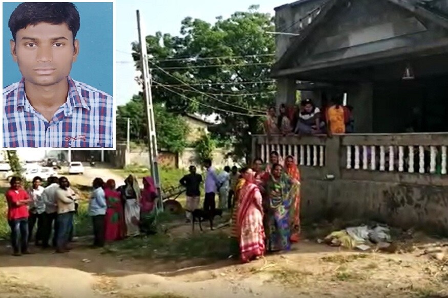 ઇશાન પરમાર, સાબરકાંઠા : સાબરકાંઠાનાં ઉમેદગઢ ગામમાં નાના ભાઇનાં પ્રેમ સંબંધમાં મોટાભાઇને મોત મળ્યું હતું. બે દિવસ પહેલા યુવક યુવતીનાં પ્રેમ લગ્ન બાદ યુવકનાં ઘર પર હુમલો થયો હતો. જે બાદ યુવકનાં મોટાભાઇનો મૃતદેહ કુવામાંથી મળ્યો હતો. પરિવારજનોએ ન્યાય ન મળે ત્યાં સુધી યુવાનનાં અંતિમ સંસ્કાર ન કરવાનો નિર્ણય કર્યો છે. 43 કલાકથી યુવાનનો મૃતદેહ બરફમાં મુકી રખવામાં આવ્યો છે. પરિવારજનોએ 25 લોકોની ધરપરડની માંગ કરી છે. આરોપીન ન પકડાય ત્યાં સુધી મૃતકની લાશને ઘરમાં જ રાખવાનો નિર્ણય કર્યો છે. ઇશાન પરમાર, સાબરકાંઠા : સાબરકાંઠાનાં ઉમેદગઢ ગામમાં નાના ભાઇનાં પ્રેમ સંબંધમાં મોટાભાઇને મોત મળ્યું હતું. બે દિવસ પહેલા યુવક યુવતીનાં પ્રેમ લગ્ન બાદ યુવકનાં ઘર પર હુમલો થયો હતો. જે બાદ યુવકનાં મોટાભાઇનો મૃતદેહ કુવામાંથી મળ્યો હતો. પરિવારજનોએ ન્યાય ન મળે ત્યાં સુધી યુવાનનાં અંતિમ સંસ્કાર ન કરવાનો નિર્ણય કર્યો છે. 43 કલાકથી યુવાનનો મૃતદેહ બરફમાં મુકી રખવામાં આવ્યો છે. પરિવારજનોએ 25 લોકોની ધરપરડની માંગ કરી છે. આરોપીન ન પકડાય ત્યાં સુધી મૃતકની લાશને ઘરમાં જ રાખવાનો નિર્ણય કર્યો છે.
