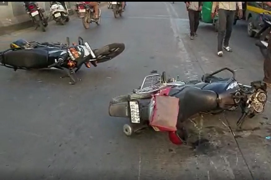 આ મામલે મળતી માહિતી પ્રમાણે ડિંડોલી બ્રિજ પરથી એક બાઇક પર એક યુવક પોતાનાં કાકા ત્રણ બાળકોને લઇને નગર પ્રાથમિક શિક્ષણ સમિતિ કલ્યાણજી વિથથલ મહેતા શાળામાં લઇ જતા હતાં. ત્યારે જ સામેથી એકદમ સ્પીડમાં આવતી સિટી બસે આ બાઇકને ટક્કર મારી હતી. જેમાં ઘટનાસ્થળે જ બાઇક પર સવાર ચારમાંથી ત્રણનાં મોત નીપજ્યાં છે. જ્યારે અન્ય એક બાઇક સવાર યુવાનને પણ ટક્કર વાગતા ઇજાગ્રસ્ત થયો છે. આ મામલે મળતી માહિતી પ્રમાણે ડિંડોલી બ્રિજ પરથી એક બાઇક પર એક યુવક પોતાનાં કાકા ત્રણ બાળકોને લઇને નગર પ્રાથમિક શિક્ષણ સમિતિ કલ્યાણજી વિથથલ મહેતા શાળામાં લઇ જતા હતાં. ત્યારે જ સામેથી એકદમ સ્પીડમાં આવતી સિટી બસે આ બાઇકને ટક્કર મારી હતી. જેમાં ઘટનાસ્થળે જ બાઇક પર સવાર ચારમાંથી ત્રણનાં મોત નીપજ્યાં છે. જ્યારે અન્ય એક બાઇક સવાર યુવાનને પણ ટક્કર વાગતા ઇજાગ્રસ્ત થયો છે.