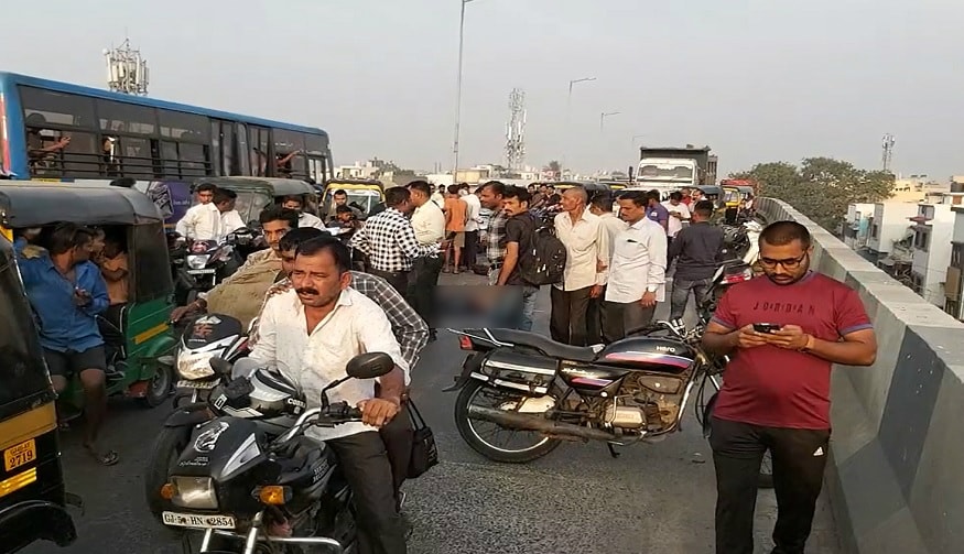 આ અકસ્માત બાદ સિટિ બસ પૂરપાટ ઝડપે ત્યાંથી ભાગી ગઇ હતી. આ અકસ્માત આજે સવારે ડિંડોલી બ્રિજ પર થયો હતો. મૃતકોમાં પોનીકર ભાવેશ યશવંત (8 વર્ષ), પોનીકર ભુપેન્દ્ર વિનોદ (12 વર્ષ) અને તેમના કાકાનું મોત નીપજ્યું છે. જ્યારે ત્રીજો 9 વર્ષનો બાળક પોનીકર સાહિલ યશવંત ગંભીર ઇજાગ્રસ્ત છે. ઘટનાસ્થળે લોકોનાં ટોળેટોળા આવી પહોંચ્યાં હતાં. સ્થાનિક પોલીસની ગુનો નોંધીને અકસ્માત કરનાર સિટિ બસ ચાલકની શોધખોળ હાથ ધરી છે. આ અકસ્માત બાદ સિટિ બસ પૂરપાટ ઝડપે ત્યાંથી ભાગી ગઇ હતી. આ અકસ્માત આજે સવારે ડિંડોલી બ્રિજ પર થયો હતો. મૃતકોમાં પોનીકર ભાવેશ યશવંત (8 વર્ષ), પોનીકર ભુપેન્દ્ર વિનોદ (12 વર્ષ) અને તેમના કાકાનું મોત નીપજ્યું છે. જ્યારે ત્રીજો 9 વર્ષનો બાળક પોનીકર સાહિલ યશવંત ગંભીર ઇજાગ્રસ્ત છે. ઘટનાસ્થળે લોકોનાં ટોળેટોળા આવી પહોંચ્યાં હતાં. સ્થાનિક પોલીસની ગુનો નોંધીને અકસ્માત કરનાર સિટિ બસ ચાલકની શોધખોળ હાથ ધરી છે.
