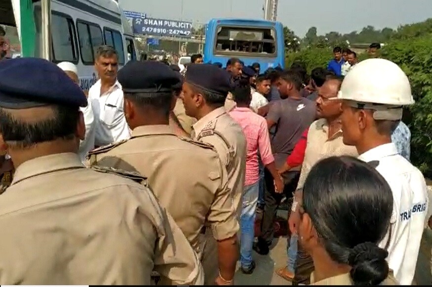 આ મામલે મળતી માહિતી પ્રમાણે સહારા દરવાજા ખાતે આવેલી સરદાર માર્કટ નજીક પૂર પાટ ઝડપે પસાર થઈ રહેલી સિટી બસે BRTS રૂટમાં એક યુવકને અડફેટે લઈને ઢસડ્યો હતો. જેથી યુવક મોતને ભેટ્યો હતો. આ અકસ્માતના પગલે લોકોનું ટોળું એકઠું થઇ ગયું હતું. ઉશ્કેરાયેલા લોકોએ સિટી બસમાં તોડફોડ કરવાનું ચાલું કરી દીધું હતું. જેથી ડ્રાઈવર ભાગી ગયો હતો. બનાવની જાણ પોલીસને થતા ઘટના સ્થળે દોડી આવી હતી. આ મામલે મળતી માહિતી પ્રમાણે સહારા દરવાજા ખાતે આવેલી સરદાર માર્કટ નજીક પૂર પાટ ઝડપે પસાર થઈ રહેલી સિટી બસે BRTS રૂટમાં એક યુવકને અડફેટે લઈને ઢસડ્યો હતો. જેથી યુવક મોતને ભેટ્યો હતો. આ અકસ્માતના પગલે લોકોનું ટોળું એકઠું થઇ ગયું હતું. ઉશ્કેરાયેલા લોકોએ સિટી બસમાં તોડફોડ કરવાનું ચાલું કરી દીધું હતું. જેથી ડ્રાઈવર ભાગી ગયો હતો. બનાવની જાણ પોલીસને થતા ઘટના સ્થળે દોડી આવી હતી.