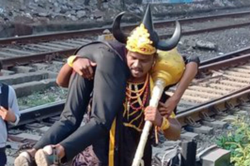 ભારતીય રેલવેએ (Indian Railway), રેલ્વે ટ્રેકને પગપાળા પસાર કરતા લોકોને મરતા બચાવવા માટે હવે યમરાજા મોકલ્યા છે! ઉલ્લેખનીય છે કે દર વર્ષે રેલવે ટ્રેક ક્રોસ કરતા અનેક લોકો પોતાનો જીવ ગુમાવે છે. આ માટે રેલવે દ્વારા જાહેરાત બનાવવામાં આવી, સ્થાનિક સ્તરે જાણકારી આપવામાં આવી, જાગૃતતા ફેલાવવામાં આવી પણ તેમ છતાં લોકો ઠેરના ઠેર ઠેર છે. જો કે જેમ લોકોએ સુધરવાનું નથી છોડ્યું તેમ રેલવે પ્રશાસને પણ હાર નથી માની. તે નીતનવી રીતે લોકોને આ વાત સમજાવી રહ્યા છે. ભારતીય રેલવેએ (Indian Railway), રેલ્વે ટ્રેકને પગપાળા પસાર કરતા લોકોને મરતા બચાવવા માટે હવે યમરાજા મોકલ્યા છે! ઉલ્લેખનીય છે કે દર વર્ષે રેલવે ટ્રેક ક્રોસ કરતા અનેક લોકો પોતાનો જીવ ગુમાવે છે. આ માટે રેલવે દ્વારા જાહેરાત બનાવવામાં આવી, સ્થાનિક સ્તરે જાણકારી આપવામાં આવી, જાગૃતતા ફેલાવવામાં આવી પણ તેમ છતાં લોકો ઠેરના ઠેર ઠેર છે. જો કે જેમ લોકોએ સુધરવાનું નથી છોડ્યું તેમ રેલવે પ્રશાસને પણ હાર નથી માની. તે નીતનવી રીતે લોકોને આ વાત સમજાવી રહ્યા છે.