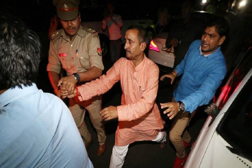 નવી દિલ્હીઃ ઉન્નાવ રેપ કેસમાં (Unnao rape case)કોર્ટનો નિર્ણય આવી ગયો છે. દિલ્હીની (Delhi)તીસ હજારી કોર્ટે (tees hazari court) સોમવારે પોતાનો ચૂકાદો આપતા બીજેપીના ધારાસભ્ય (BJP MLA) કુલદીપ સિંહ સેંગરને (kuldeep senger) દોષી ઠેરવ્યા છે. આ ઉપરાંત અન્ય એક આરોપી શશી સિંહને કોર્ટે મૂક્ત કર્યો હતો. ઉલ્લેખનિય છે કે 2017માં પીડિતા સાથે દુષ્કર્મ કરવામાં આવ્યું હતું. ત્યારબાદ 2018માં સીબીઆઈએ આ અંગે કેસ દાખલ કર્યો હતો. જોકે, 19 ડિસેમ્બરે સજા સંભળાવવામાં આવશે. નવી દિલ્હીઃ ઉન્નાવ રેપ કેસમાં (Unnao rape case)કોર્ટનો નિર્ણય આવી ગયો છે. દિલ્હીની (Delhi)તીસ હજારી કોર્ટે (tees hazari court) સોમવારે પોતાનો ચૂકાદો આપતા બીજેપીના ધારાસભ્ય (BJP MLA) કુલદીપ સિંહ સેંગરને (kuldeep senger) દોષી ઠેરવ્યા છે. આ ઉપરાંત અન્ય એક આરોપી શશી સિંહને કોર્ટે મૂક્ત કર્યો હતો. ઉલ્લેખનિય છે કે 2017માં પીડિતા સાથે દુષ્કર્મ કરવામાં આવ્યું હતું. ત્યારબાદ 2018માં સીબીઆઈએ આ અંગે કેસ દાખલ કર્યો હતો. જોકે, 19 ડિસેમ્બરે સજા સંભળાવવામાં આવશે.
