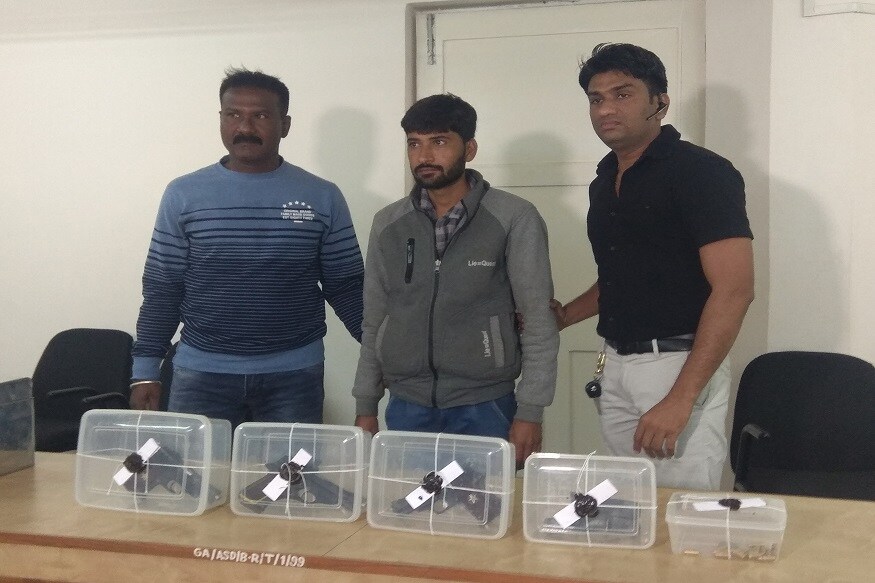 સંજય ટાંક, અમદાવાદ : અમદાવાદ એસઓજી ક્રાઈમ બ્રાન્ચે ગેરકાયદેસરની દેશી બનાવટની 3 પિસ્ટલ, 16 કારતુસ અને 3 ખાલી મેગેઝીન સહિત 2 લાખ 36 હજાર 60 રુપિયાના મુદ્દામાલ સાથે એક શખ્સને પકડી પાડ્યો છે. આ શખ્સ સામે પોલીસે હથિયાર ધારા મુજબ ગુનો નોંધી આ ગુનાના મુખ્ય સુત્રધારને પકડવા કાર્યવાહી હાથ ધરી છે. પોલીસ પકડેલ વ્યક્તિ કુણાલ પુરી ગોસ્વામી. જેનું આખુ નામ કુણાલપુરી તુષારપુરી ગોસ્વામી છે. જે સુરેન્દ્રનગરના પાટડી તાલુકાના એછવાડાનો રહેવાસી છે. મુળ ખેતીના વ્યવસાય સાથે સંકળાયેલો આ શખ્સ ગેરકાયદે હથિયાર સાથે પકડાયો છે. સંજય ટાંક, અમદાવાદ : અમદાવાદ એસઓજી ક્રાઈમ બ્રાન્ચે ગેરકાયદેસરની દેશી બનાવટની 3 પિસ્ટલ, 16 કારતુસ અને 3 ખાલી મેગેઝીન સહિત 2 લાખ 36 હજાર 60 રુપિયાના મુદ્દામાલ સાથે એક શખ્સને પકડી પાડ્યો છે. આ શખ્સ સામે પોલીસે હથિયાર ધારા મુજબ ગુનો નોંધી આ ગુનાના મુખ્ય સુત્રધારને પકડવા કાર્યવાહી હાથ ધરી છે. પોલીસ પકડેલ વ્યક્તિ કુણાલ પુરી ગોસ્વામી. જેનું આખુ નામ કુણાલપુરી તુષારપુરી ગોસ્વામી છે. જે સુરેન્દ્રનગરના પાટડી તાલુકાના એછવાડાનો રહેવાસી છે. મુળ ખેતીના વ્યવસાય સાથે સંકળાયેલો આ શખ્સ ગેરકાયદે હથિયાર સાથે પકડાયો છે.