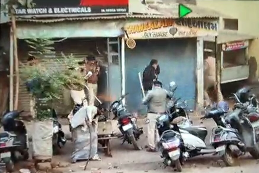 પૂર્વઆયોજિત કાવતરું? : શુક્રવારે બંધના એલાન દરમિયાન શાહઆલન ખાતે તોફાનો થયા. જોત, જોતામાં પોલીસો પર પથ્થરો પાડ્યાં. આ દરમિયાન એવી પણ ચર્ચા ચાલી છે કે આ તોફાનો પૂર્વઆયોજિત હતા. એવી પણ દલીલ કરવામાં આવી રહી છે કે તોફાનીઓ પાસે આટલી મોટી સંખ્યામાં પથ્થરો ક્યાંથી આવ્યા. પૂર્વઆયોજિત કાવતરું? : શુક્રવારે બંધના એલાન દરમિયાન શાહઆલન ખાતે તોફાનો થયા. જોત, જોતામાં પોલીસો પર પથ્થરો પાડ્યાં. આ દરમિયાન એવી પણ ચર્ચા ચાલી છે કે આ તોફાનો પૂર્વઆયોજિત હતા. એવી પણ દલીલ કરવામાં આવી રહી છે કે તોફાનીઓ પાસે આટલી મોટી સંખ્યામાં પથ્થરો ક્યાંથી આવ્યા.
