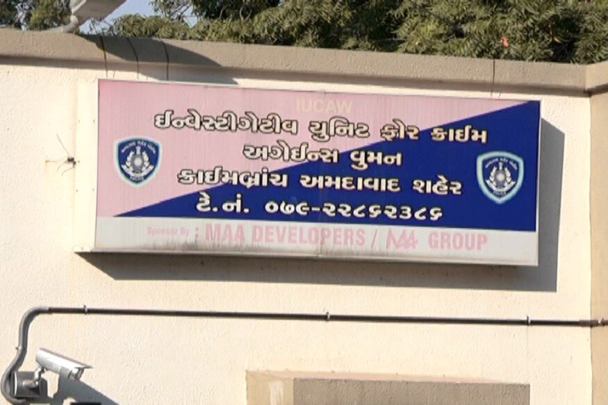 જેમાં એક મકાનમાંથી 8 મહિનાની બાળકીથી લઇને 20 વર્ષની યુવતી સુધી કુલ 17 લોકોને રેસ્કયૂ કર્યા હતા. સાથે જ આનંદી સલાટ નામની મહિલા, તેનો પુત્ર બેતાબ સલાટ અને સંપત સલમની ધરપકડ કરી હતી. જે બાળકો ડીએનએ ટેસ્ટ કરતા 4 બાળકીઓ હ્યુમન ટ્રાફીકીંગનો ભોગ બન્યો હોવાનું સામે આવ્યું હતું. જેમાં આરોપી મહિલા કમલાની પુછપરછમાં સામે આવ્યુ છે કે આનંદીનો પુત્ર બેતાબ સલાટ દ્ધારા બાળકી ઉઠાતરી કરતો હતો. જે કમલા દ્ધારા ભાભી આનંદીને પૈસા આપી બાળકીઓને આપતો હતો. જેમાં આનંદી સલાટે નણદ કમલા જોડે બે બાળકીને 50 હજાર રૂપિયા આપ્યા હતા. જેમાં મહિલા ક્રાઇમ બ્રાચે મુખ્ય સુત્રધાર કમલાની સુરતના લિંબાયત વિસ્તારમાંથી ધરપકડ કરી વધુ તપાસ શરૂ કરી છે. જેમાં એક મકાનમાંથી 8 મહિનાની બાળકીથી લઇને 20 વર્ષની યુવતી સુધી કુલ 17 લોકોને રેસ્કયૂ કર્યા હતા. સાથે જ આનંદી સલાટ નામની મહિલા, તેનો પુત્ર બેતાબ સલાટ અને સંપત સલમની ધરપકડ કરી હતી. જે બાળકો ડીએનએ ટેસ્ટ કરતા 4 બાળકીઓ હ્યુમન ટ્રાફીકીંગનો ભોગ બન્યો હોવાનું સામે આવ્યું હતું. જેમાં આરોપી મહિલા કમલાની પુછપરછમાં સામે આવ્યુ છે કે આનંદીનો પુત્ર બેતાબ સલાટ દ્ધારા બાળકી ઉઠાતરી કરતો હતો. જે કમલા દ્ધારા ભાભી આનંદીને પૈસા આપી બાળકીઓને આપતો હતો. જેમાં આનંદી સલાટે નણદ કમલા જોડે બે બાળકીને 50 હજાર રૂપિયા આપ્યા હતા. જેમાં મહિલા ક્રાઇમ બ્રાચે મુખ્ય સુત્રધાર કમલાની સુરતના લિંબાયત વિસ્તારમાંથી ધરપકડ કરી વધુ તપાસ શરૂ કરી છે.