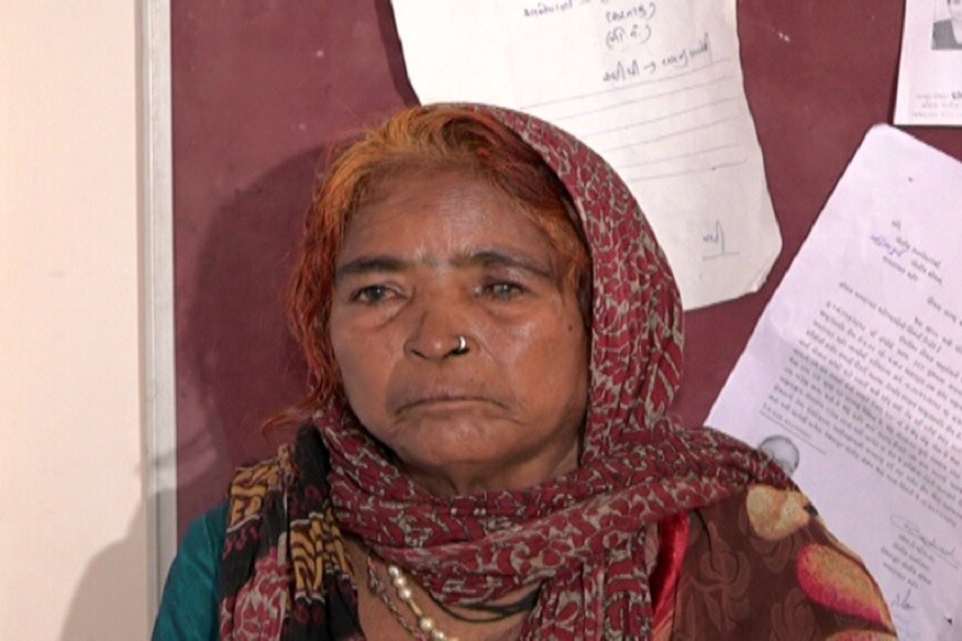 હ્યુમન ટ્રાફિકિંગની (Human Trafficking) તપાસમા મહિલા ક્રાઈમ બ્રાંચે અનેક ચૌકાવનારા ખુલાસા કર્યા છે. આરોપી મહિલા કમલા ભોસલે અગાઉ સાત વર્ષ પહેલા બાળકીઓની ઉઠાંતરી કરી તેની તસ્કરી કરતી હોવાનુ સામે આવ્યુ છે. જેથી મહિલા ક્રાઇમ બ્રાચે મહિલા આરોપીના એક દિવસના રિમાન્ડ મેળવીને તપાસ શરૂ કરી છે કે બે બાળકીઓને ક્યાંથી લાવી છે,અન્ય કેટલી બાળકીઓને ઉઠાવીને તેના ભાભી આનંદી સલાટને આપી છે..જો કે ઝડપાયેલ કમલા પોલીસ પુછપરછમાં યોગ્ય સહકાર આપતી નથી અને ગોળગોળ વાત કરી રહી છે. પરંતુ 60 વર્ષીય મહિલા બુટલેગર કમલા ભોસલે વિરુદ્ધ સુરતમાં મારામારી,દારૂ જેવા અનેક ગુના નોધાયા છે જેમાં વોન્ટેડ છે. ત્યારે ઝડપાયેલ પરિવાર તમામ ગુનાહીત ઇતિહાસ ધરાવે છે. હ્યુમન ટ્રાફિકિંગની (Human Trafficking) તપાસમા મહિલા ક્રાઈમ બ્રાંચે અનેક ચૌકાવનારા ખુલાસા કર્યા છે. આરોપી મહિલા કમલા ભોસલે અગાઉ સાત વર્ષ પહેલા બાળકીઓની ઉઠાંતરી કરી તેની તસ્કરી કરતી હોવાનુ સામે આવ્યુ છે. જેથી મહિલા ક્રાઇમ બ્રાચે મહિલા આરોપીના એક દિવસના રિમાન્ડ મેળવીને તપાસ શરૂ કરી છે કે બે બાળકીઓને ક્યાંથી લાવી છે,અન્ય કેટલી બાળકીઓને ઉઠાવીને તેના ભાભી આનંદી સલાટને આપી છે..જો કે ઝડપાયેલ કમલા પોલીસ પુછપરછમાં યોગ્ય સહકાર આપતી નથી અને ગોળગોળ વાત કરી રહી છે. પરંતુ 60 વર્ષીય મહિલા બુટલેગર કમલા ભોસલે વિરુદ્ધ સુરતમાં મારામારી,દારૂ જેવા અનેક ગુના નોધાયા છે જેમાં વોન્ટેડ છે. ત્યારે ઝડપાયેલ પરિવાર તમામ ગુનાહીત ઇતિહાસ ધરાવે છે.
