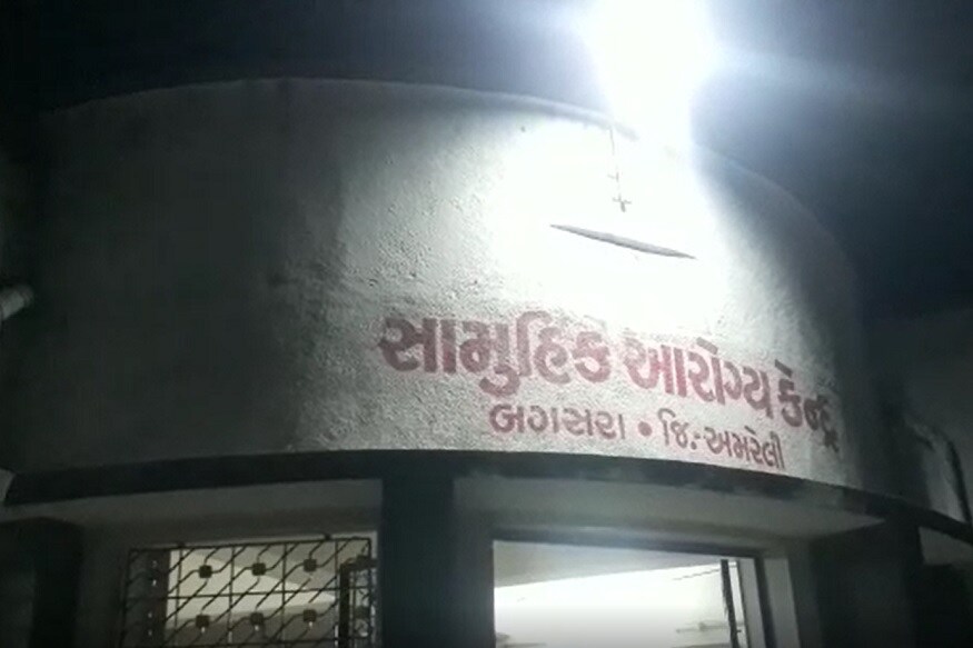 નોંધનીય છે કે, બે દિવસ પહેલા અમરેલી જિલ્લામાં બગસરા તાલુકાના મોટા મુંજીયાસરમાં એક આદમખોર દીપડાએ વૃદ્ધ ખેડૂતને ફાડી ખાતા અરેરાટી ફેલાઈ છે. ઘટના એટલી ગંભીર હતી કે, દીપડો ખેડૂતના મૃતદેહને થોડે દૂર સુધી ઢસડી ગયો અને ધડથી માથું અલગ કરી નાંખ્યું. અમરેલી જિલ્લાના બગસરા તાલુકાના મોટા મુંજીયાસરમાં વાડીમાં રાત્રીના પાણી વાળતા વજુભાઇ ધનજીભાઇ બોરડ (ઉ.પ૦) ઉપર દીપડાએ અચાનક હુમલો કરી દીધો હતો. દીપડાએ વજુભાઈનું ધડ અને માથું અલગ કરી નાખ્યા હતા. દીપડાએ વૃધ્ધ ઉપર હુમલો કરીને ફાડી ખાતા ખળભળાટ મચી ગયો છે અને પરિવારમાં ઘેરો શોક છવાયો છે. નોંધનીય છે કે, બે દિવસ પહેલા અમરેલી જિલ્લામાં બગસરા તાલુકાના મોટા મુંજીયાસરમાં એક આદમખોર દીપડાએ વૃદ્ધ ખેડૂતને ફાડી ખાતા અરેરાટી ફેલાઈ છે. ઘટના એટલી ગંભીર હતી કે, દીપડો ખેડૂતના મૃતદેહને થોડે દૂર સુધી ઢસડી ગયો અને ધડથી માથું અલગ કરી નાંખ્યું. અમરેલી જિલ્લાના બગસરા તાલુકાના મોટા મુંજીયાસરમાં વાડીમાં રાત્રીના પાણી વાળતા વજુભાઇ ધનજીભાઇ બોરડ (ઉ.પ૦) ઉપર દીપડાએ અચાનક હુમલો કરી દીધો હતો. દીપડાએ વજુભાઈનું ધડ અને માથું અલગ કરી નાખ્યા હતા. દીપડાએ વૃધ્ધ ઉપર હુમલો કરીને ફાડી ખાતા ખળભળાટ મચી ગયો છે અને પરિવારમાં ઘેરો શોક છવાયો છે.