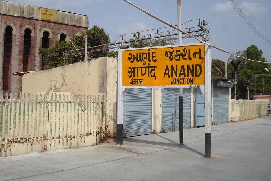 આણંદ શહેરના (Anand city) વિવિધ વિસ્તારોમાં અશાંત ધારો લાગુ કરવાનો સરકારે નિર્ણય કર્યો છે. રાજ્ય સરકારે (state gorvnment) વ્યાપક જનહિત તથા કાયદો અને વ્યવસ્થાની (Law and order) સ્થિતિ જાળવી રાખવા આણંદ શહેરના વિવિધ વિસ્તારોમાં અશાંત ધારાની (no disturb area certificate) જોગવાઈઓ અમલી કરવાનો નિર્ણય કર્યો છે. (vijay rupani) વિજય રૂપાણીએ આણંદ જિલ્લા કલેક્ટર (District Collector) તરફથી રાજ્ય સરકારને પ્રાપ્ત થયેલી દરખાસ્તની ગહન વિચારણા બાદ આણંદ શહેરના વિવિધ વિસ્તારોમાં અશાંત ધારો લાગુ કરવાના નિર્ણયને મંજૂરી આપી છે. આણંદ શહેરના (Anand city) વિવિધ વિસ્તારોમાં અશાંત ધારો લાગુ કરવાનો સરકારે નિર્ણય કર્યો છે. રાજ્ય સરકારે (state gorvnment) વ્યાપક જનહિત તથા કાયદો અને વ્યવસ્થાની (Law and order) સ્થિતિ જાળવી રાખવા આણંદ શહેરના વિવિધ વિસ્તારોમાં અશાંત ધારાની (no disturb area certificate) જોગવાઈઓ અમલી કરવાનો નિર્ણય કર્યો છે. (vijay rupani) વિજય રૂપાણીએ આણંદ જિલ્લા કલેક્ટર (District Collector) તરફથી રાજ્ય સરકારને પ્રાપ્ત થયેલી દરખાસ્તની ગહન વિચારણા બાદ આણંદ શહેરના વિવિધ વિસ્તારોમાં અશાંત ધારો લાગુ કરવાના નિર્ણયને મંજૂરી આપી છે.