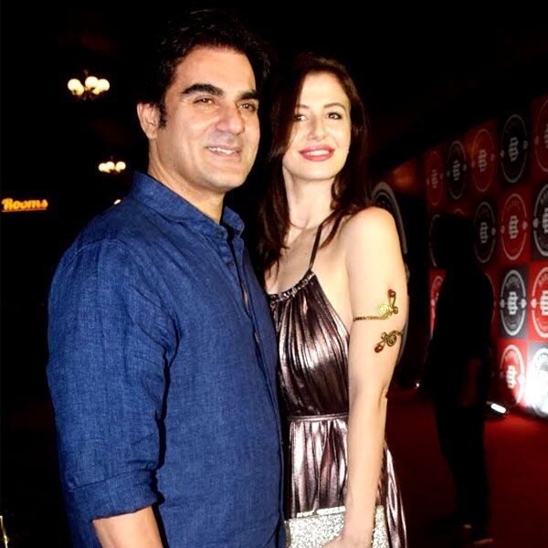 અરબાઝ ખાન (Arbaaz Khan) ભલે લગ્નની ખબરથી થોડો નારાજ હોય પણ થોડા સમય પહેલા ડેક્કન ક્રૉનિકલને આપેલાં ઇન્ટરવ્યુંમાં આ વાત સ્વીકારી હતી કે તે જૉર્જિયા એન્ડ્રિયાનીને ડેટ કરી રહ્યો છે. અરબાઝે જણાવ્યું હતું કે, જો હું મારા સંબંધને છુપાવવાનો પ્રયાસ કરું છું તો તેને જાહેરમાં આવવા જ ન દેતો. હું કોઇ જ ખચકાટ વગર કહી શકુ છુ કે જૉર્જિયા મારા જીવનમાં છે અમે બંનેએ હજું ભવિષ્ય વિશે વિચાર્યું નથી. આ સંબંધ ક્યાં સુધી જશે, તે મને ખબર નથી. હું બસ એટલું કહી શકું છુ કે અમે બંને સાથે છીએ. અરબાઝ ખાન (Arbaaz Khan) ભલે લગ્નની ખબરથી થોડો નારાજ હોય પણ થોડા સમય પહેલા ડેક્કન ક્રૉનિકલને આપેલાં ઇન્ટરવ્યુંમાં આ વાત સ્વીકારી હતી કે તે જૉર્જિયા એન્ડ્રિયાનીને ડેટ કરી રહ્યો છે. અરબાઝે જણાવ્યું હતું કે, જો હું મારા સંબંધને છુપાવવાનો પ્રયાસ કરું છું તો તેને જાહેરમાં આવવા જ ન દેતો. હું કોઇ જ ખચકાટ વગર કહી શકુ છુ કે જૉર્જિયા મારા જીવનમાં છે અમે બંનેએ હજું ભવિષ્ય વિશે વિચાર્યું નથી. આ સંબંધ ક્યાં સુધી જશે, તે મને ખબર નથી. હું બસ એટલું કહી શકું છુ કે અમે બંને સાથે છીએ.