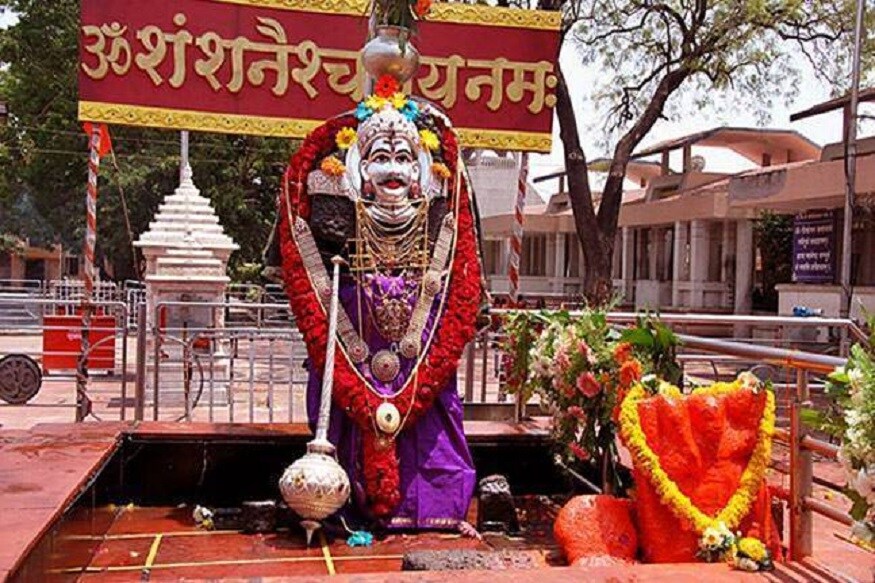 કાળા તલ અને કાળી અડદની દાળ ચઢાવવી- શનિ મહારાજને કાળા તલ અને કાળી અડદની દાળ પણ અર્પણ કરવામાં આવે છે. તેમની પૂજામાં કાળા તલનું વિશેષ મહત્વ હોય છે. તેથી જ તેલની અંદર કાળા તલ અને અડદની દાળ મિક્સ કરીને પ્રભુ પર ચઢાવવા. તેનાંથી તમારા પર પ્રભુની કૃપા વરસે છે. કાળા તલ અને કાળી અડદની દાળ ચઢાવવી- શનિ મહારાજને કાળા તલ અને કાળી અડદની દાળ પણ અર્પણ કરવામાં આવે છે. તેમની પૂજામાં કાળા તલનું વિશેષ મહત્વ હોય છે. તેથી જ તેલની અંદર કાળા તલ અને અડદની દાળ મિક્સ કરીને પ્રભુ પર ચઢાવવા. તેનાંથી તમારા પર પ્રભુની કૃપા વરસે છે.