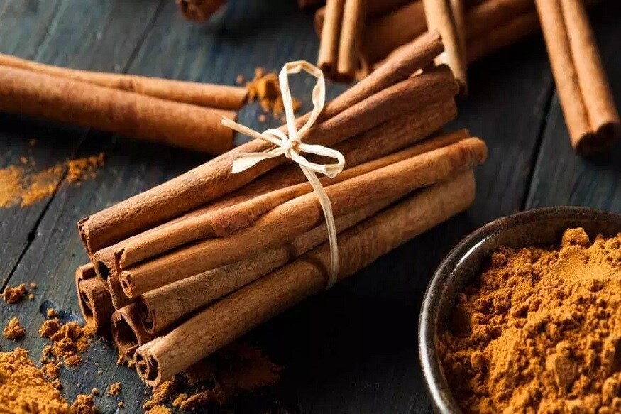 રસોઈના મસાલાના ડબ્બામાં તજ (Cinnamon) જરૂર હોય છે. જે પોતાના ઉપયોગ માટે કોઈ ખાસ શબ્જી બનાવવાની રાહ જોવે છે. તજ માત્ર ખાવાનો સ્વાદ જ નથી વધારતી. તે તંદુરસ્તી પણ એટલી જ વધારે છે. આવો જાણીએ તજથી શું ફાયદો થાય છે. (Health Tips) રસોઈના મસાલાના ડબ્બામાં તજ (Cinnamon) જરૂર હોય છે. જે પોતાના ઉપયોગ માટે કોઈ ખાસ શબ્જી બનાવવાની રાહ જોવે છે. તજ માત્ર ખાવાનો સ્વાદ જ નથી વધારતી. તે તંદુરસ્તી પણ એટલી જ વધારે છે. આવો જાણીએ તજથી શું ફાયદો થાય છે. (Health Tips)