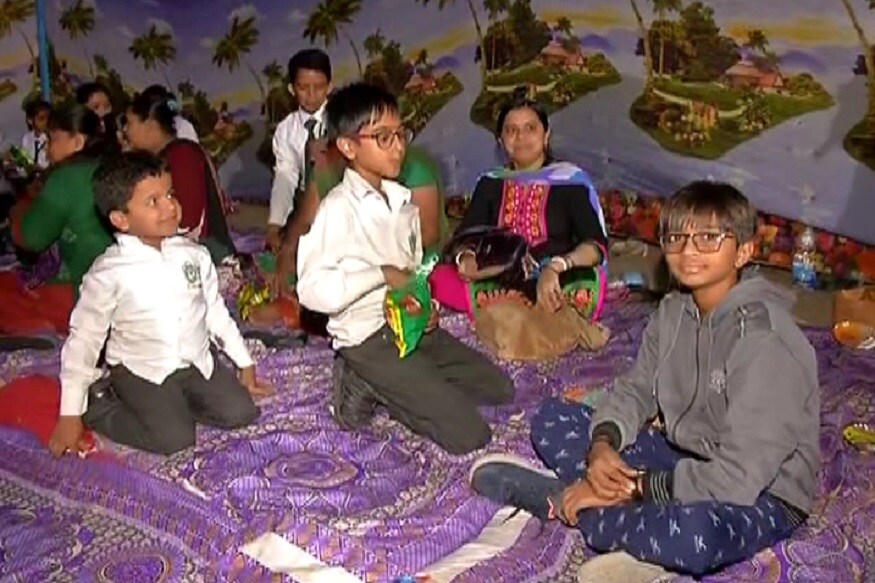 અમદાવાદ: DPS East (Delhi Public School) વિવાદ દિવસેને દિવસે વકરી રહ્યો છે. આ શાળામાં ભણતા 800થી વધુ બાળકોનાં ભાવિ સામે પ્રશ્નાર્થ ઉભો થયો છે. ગઇકાલે આખો દિવસ શાળામાં ભણતા વિદ્યાર્થીઓ અને તેમના વાલીઓએ શાળાની બહાર બેસીને ધરણાં કર્યાં હતાં. આ સાથે તેમણે આખી રાત શાળાની બહાર જ વિતાવી હતી. વિદ્યાર્થીઓ અને વાલીઓની એક જ માંગ છે કે, આ શાળા ફરીથી શરૂ થાય. જો સરકારે આ શાળાને પોતાને હસ્તક લેવી હબોય તો પણ લઇ લે પરંતુ આ શાળા ફરીથી શરૂ થાય અને આ બાળકોનું વર્ષ ન બદલાય. વાલીઓએ જિલ્લા શિક્ષણઅધિકારીનો ઘેરાવો કર્યો હતો. અમદાવાદ: DPS East (Delhi Public School) વિવાદ દિવસેને દિવસે વકરી રહ્યો છે. આ શાળામાં ભણતા 800થી વધુ બાળકોનાં ભાવિ સામે પ્રશ્નાર્થ ઉભો થયો છે. ગઇકાલે આખો દિવસ શાળામાં ભણતા વિદ્યાર્થીઓ અને તેમના વાલીઓએ શાળાની બહાર બેસીને ધરણાં કર્યાં હતાં. આ સાથે તેમણે આખી રાત શાળાની બહાર જ વિતાવી હતી. વિદ્યાર્થીઓ અને વાલીઓની એક જ માંગ છે કે, આ શાળા ફરીથી શરૂ થાય. જો સરકારે આ શાળાને પોતાને હસ્તક લેવી હબોય તો પણ લઇ લે પરંતુ આ શાળા ફરીથી શરૂ થાય અને આ બાળકોનું વર્ષ ન બદલાય. વાલીઓએ જિલ્લા શિક્ષણઅધિકારીનો ઘેરાવો કર્યો હતો.