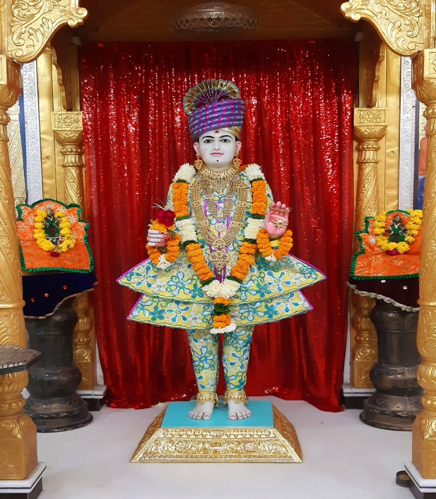 સ્વામિનારાયણ સંપ્રદાયમાં ધનુર્માસ શા માટે?<br />ધનુર્માસ અંગે સ્વામિનારાયણ મંદિર -કુમકુમ ના સાધુ પ્રેમવત્સલદાસજી એ જણાવ્યું હતું કે, ધનુર્માસમાં સ્વામિનારાયણ સંપ્રદાયમાં ભગવાન ભણવા જાય છે એવી માન્યતાને કારણે મંદિરોમાં શ્રી સ્વામિનારાયણ ભગવાનની સમક્ષ સ્લેટ, પેન, ચોપડી, નોટ, લેપટોપ આદિ ભણવાની સામગ્રી મૂકવાની પરંપરા છે. ભગવાન ભણવા જતા હોવાથી ભકતો પણ આ માસ દરમ્યાન સત્સંગિજીવન, વચનામૃત, જીવનપ્રાણ બાપાશ્રીની વાતો, મુકતજીવન સ્વામીબાપાની વાતો આદિ સત્શાસ્ત્રોનું પઠન, પાઠન કરીને અભ્યાસ કરે છે. તથા ભગવાન આગળ સગડી મૂકે છે, થાળ ધરાવે છે અને વ્હેલી સવારથી જ મંગળા આરતી બાદ ધૂન - ભજન કરે છે. સ્વામિનારાયણ સંપ્રદાયમાં ધનુર્માસ શા માટે?<br />ધનુર્માસ અંગે સ્વામિનારાયણ મંદિર -કુમકુમ ના સાધુ પ્રેમવત્સલદાસજી એ જણાવ્યું હતું કે, ધનુર્માસમાં સ્વામિનારાયણ સંપ્રદાયમાં ભગવાન ભણવા જાય છે એવી માન્યતાને કારણે મંદિરોમાં શ્રી સ્વામિનારાયણ ભગવાનની સમક્ષ સ્લેટ, પેન, ચોપડી, નોટ, લેપટોપ આદિ ભણવાની સામગ્રી મૂકવાની પરંપરા છે. ભગવાન ભણવા જતા હોવાથી ભકતો પણ આ માસ દરમ્યાન સત્સંગિજીવન, વચનામૃત, જીવનપ્રાણ બાપાશ્રીની વાતો, મુકતજીવન સ્વામીબાપાની વાતો આદિ સત્શાસ્ત્રોનું પઠન, પાઠન કરીને અભ્યાસ કરે છે. તથા ભગવાન આગળ સગડી મૂકે છે, થાળ ધરાવે છે અને વ્હેલી સવારથી જ મંગળા આરતી બાદ ધૂન - ભજન કરે છે.
