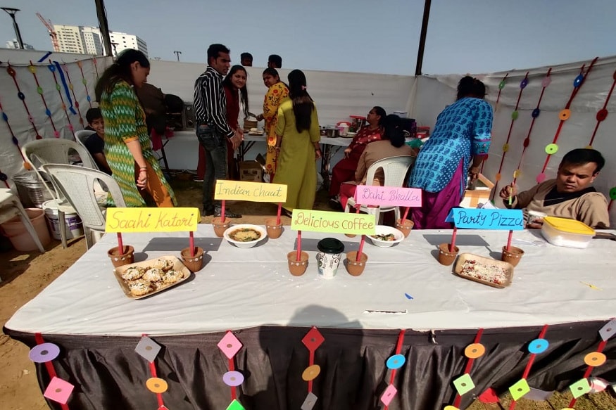 નવકાર ઈન્સિટયુટના ડિરેક્ટર ધવલ ગાંધીના જણાવ્યા મુજબ, વિદ્યાર્થીઓ સીએ અને સીએસનો અભ્યાસ કરે ત્યારે માત્ર ચોપડિયું જ્ઞાન મેળવતા હોય છે, તેને બદલે ઈન્સ્ટિટયુટ દ્રારા વિદ્યાર્થીઓ માટે ખાસ ફુડ ફેસ્ટ રાખવામાં આવ્યો. જેમાં વિદ્યાર્થીઓને બેઝિક પ્રેક્ટિકલ નોલેજ મળે. વિદ્યાર્થીઓ પોતાના બિઝનેસનું એકાઉન્ટ કરે, ઓડિટ કરે, જીએસટી કરે અને જીએસટીને કેવી રીતે ભરવાનો તે અંગે પણ સમજે. જે CAના અભ્યાસ માટે બુક્સનો ઉપયોગ થાય છે, તેને પ્રેક્ટિકલ સમજાવવા માટેનો આ પ્રયત્ન છે. નવકાર ઈન્સિટયુટના ડિરેક્ટર ધવલ ગાંધીના જણાવ્યા મુજબ, વિદ્યાર્થીઓ સીએ અને સીએસનો અભ્યાસ કરે ત્યારે માત્ર ચોપડિયું જ્ઞાન મેળવતા હોય છે, તેને બદલે ઈન્સ્ટિટયુટ દ્રારા વિદ્યાર્થીઓ માટે ખાસ ફુડ ફેસ્ટ રાખવામાં આવ્યો. જેમાં વિદ્યાર્થીઓને બેઝિક પ્રેક્ટિકલ નોલેજ મળે. વિદ્યાર્થીઓ પોતાના બિઝનેસનું એકાઉન્ટ કરે, ઓડિટ કરે, જીએસટી કરે અને જીએસટીને કેવી રીતે ભરવાનો તે અંગે પણ સમજે. જે CAના અભ્યાસ માટે બુક્સનો ઉપયોગ થાય છે, તેને પ્રેક્ટિકલ સમજાવવા માટેનો આ પ્રયત્ન છે.