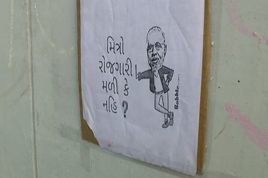 વિદ્યાર્થીઓએ ન્યૂઝ18 ગુજરાતી સાથે વાતચીતમાં જણાવ્યું હતું કે, 'જ્યાં સુધી સરકાર પરીક્ષા રદ કરવાની જાહેરાત નહીં કરે ત્યાં સુધી અમે સ્થળ પરથી હટીશું નહીં. જો સરકાર પરીક્ષા રદ નહીં કરે તો મંગળવારથી વિદ્યાર્થીઓ,સામાજિક કાર્યકરો અને ખેડૂત આગેવાનો આમરણાંત ઉપવાસ કરશે.' વિદ્યાર્થીઓએ ન્યૂઝ18 ગુજરાતી સાથે વાતચીતમાં જણાવ્યું હતું કે, 'જ્યાં સુધી સરકાર પરીક્ષા રદ કરવાની જાહેરાત નહીં કરે ત્યાં સુધી અમે સ્થળ પરથી હટીશું નહીં. જો સરકાર પરીક્ષા રદ નહીં કરે તો મંગળવારથી વિદ્યાર્થીઓ,સામાજિક કાર્યકરો અને ખેડૂત આગેવાનો આમરણાંત ઉપવાસ કરશે.'
