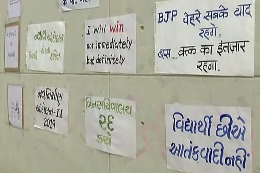 ગાંધીનગર : આજથી ગુજરાત વિધાનસભાનું ત્રણ દિવસનું સત્ર મળી રહ્યું છે. આ દરમિયાન બિનસચિવાલયની પરીક્ષા રદ કરવાનો મામલો ખૂબ ગરમાશે. વિપક્ષ આ સત્ર દરમિયાન ભાજપને ઘેરવાનો પૂરતો પ્રયાસ કરશે. બીજી તરફ પરીક્ષા રદ કરવાની માંગણી સાથે વિદ્યાર્થીઓ હજુ પણ ગાંધીનગરના રસ્તાઓ પર આંદોલન કરી રહ્યા છે. વિસ્ટા ગાર્ડન ખાતે વિદ્યાર્થીઓ રસ્તા પર બેસી રહ્યા છે. આ ઉપરાંત અહીં ગાર્ડનની વૉલ પર વિદ્યાર્થીઓએ વિવિધ સ્લોગનો લખીને પોતાનો વિરોધ પ્રગટ કર્યો છે. આ દરમિયાન વિદ્યાર્થીઓએ આમરણાંત ઉપવાસ પર બેસી જવાની ચીમકી ઉચ્ચારી છે. ગાંધીનગર : આજથી ગુજરાત વિધાનસભાનું ત્રણ દિવસનું સત્ર મળી રહ્યું છે. આ દરમિયાન બિનસચિવાલયની પરીક્ષા રદ કરવાનો મામલો ખૂબ ગરમાશે. વિપક્ષ આ સત્ર દરમિયાન ભાજપને ઘેરવાનો પૂરતો પ્રયાસ કરશે. બીજી તરફ પરીક્ષા રદ કરવાની માંગણી સાથે વિદ્યાર્થીઓ હજુ પણ ગાંધીનગરના રસ્તાઓ પર આંદોલન કરી રહ્યા છે. વિસ્ટા ગાર્ડન ખાતે વિદ્યાર્થીઓ રસ્તા પર બેસી રહ્યા છે. આ ઉપરાંત અહીં ગાર્ડનની વૉલ પર વિદ્યાર્થીઓએ વિવિધ સ્લોગનો લખીને પોતાનો વિરોધ પ્રગટ કર્યો છે. આ દરમિયાન વિદ્યાર્થીઓએ આમરણાંત ઉપવાસ પર બેસી જવાની ચીમકી ઉચ્ચારી છે.