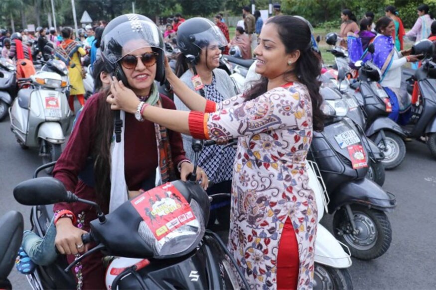 આજે ગાંધીનગરમાં પત્રકારો સાથેની વાતચીતમાં રાજ્યના વાહન વ્યવહાર મંત્રી આર.સી. ફળદુએ જણાવ્યું હતું કે રાજ્યના નાગરિકોએ હેલ્મેટ પહેરવાની સ્પષ્ટ માનસિકતા કેળવવી પડશે. તેમણે જણાવ્યું કે સુપ્રિમ કોર્ટ દ્વાર નિમાયેલી રોડ સેફ્ટિ કાઉન્સિલ દ્વારા રાજ્યને એક પત્ર મળ્યો છે. આ પત્ર અંગે મુખ્યમંત્રી સાથે વાતચીત થઈ છે. આગામી કેબિનેટની બેઠકમાં નિર્ણય લેવાશે.(પ્રતિકાત્મક તસવીર) આજે ગાંધીનગરમાં પત્રકારો સાથેની વાતચીતમાં રાજ્યના વાહન વ્યવહાર મંત્રી આર.સી. ફળદુએ જણાવ્યું હતું કે રાજ્યના નાગરિકોએ હેલ્મેટ પહેરવાની સ્પષ્ટ માનસિકતા કેળવવી પડશે. તેમણે જણાવ્યું કે સુપ્રિમ કોર્ટ દ્વાર નિમાયેલી રોડ સેફ્ટિ કાઉન્સિલ દ્વારા રાજ્યને એક પત્ર મળ્યો છે. આ પત્ર અંગે મુખ્યમંત્રી સાથે વાતચીત થઈ છે. આગામી કેબિનેટની બેઠકમાં નિર્ણય લેવાશે.(પ્રતિકાત્મક તસવીર)