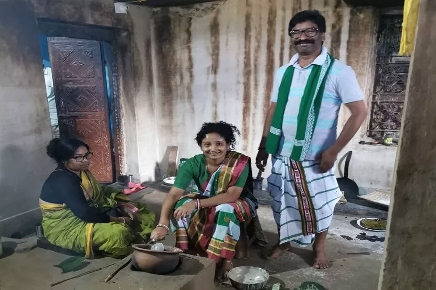 રાંચી : ઝારખંડ વિધાનસભા ચૂંટણી (Jharkhand Assembly Election 2019)ના પરિણામો સામે આવી ચુક્યા છે. રાજ્યમાં જેએમએમ-કૉંગ્રેસ અને આરજેડીના ગઠબંધનની સરકાર બનવાનું નક્કી છે. ઝારખંડ મુક્તિ મોર્ચા (JMM)ના અધ્યક્ષ હેમંત સોરેન (Hemant Soren) આ ગઠબંધન તરફથી મુખ્યમંત્રી હશે. હેમંત સોરેન ઝારખંડના રાજકારણમાં મોટું નામ છે. તેમની ગણતરી કદ્દાવર નેતામાં થાય છે. રાંચી : ઝારખંડ વિધાનસભા ચૂંટણી (Jharkhand Assembly Election 2019)ના પરિણામો સામે આવી ચુક્યા છે. રાજ્યમાં જેએમએમ-કૉંગ્રેસ અને આરજેડીના ગઠબંધનની સરકાર બનવાનું નક્કી છે. ઝારખંડ મુક્તિ મોર્ચા (JMM)ના અધ્યક્ષ હેમંત સોરેન (Hemant Soren) આ ગઠબંધન તરફથી મુખ્યમંત્રી હશે. હેમંત સોરેન ઝારખંડના રાજકારણમાં મોટું નામ છે. તેમની ગણતરી કદ્દાવર નેતામાં થાય છે.