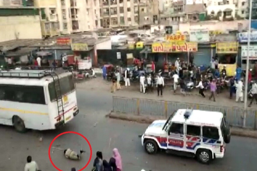 શહેરના શાહઆલમ વિસ્તારમાં વિરોધ કરનારાઓએ તોફાન મચાવ્યું હતું. તેમજ પોલીસ પર પથ્થરમારો કર્યો હતો. કાશ્મીરી સ્ટાઈલમાં પોલીસ પર હુમલો કરાતા તેમાં 20 જેટલા પોલીસ કર્મીઓ અને કેટલાક મીડિયાકર્મી ઘાયલ થયા હતા. પોલીસ કર્મીઓમાં ઝોન-6 ડીસીપી, એસીપી આર.બી.રાણા, બે પીઆઈ, ચારથી વધુ પીએસઆઈ અને પાંચથી સાત કોન્સ્ટેબલ સહિતના પોલીસ કર્મીઓને પકડી પકડીને માર્યા હતા. તમામ પોલીસ કર્મીને હોસ્પિટલમાં દાખલ કરવામાં આવ્યા છે. તેમજ પોલીસે ટીયરગેસના શેલ છોડ્યા હતા. આ સિવાય શહેરના અન્ય વિસ્તારોમાં પણ વિરોધ પ્રદર્શન થતાં પોલીસે કેટલીક જગ્યાએ લાઠીચાર્જ કર્યો હતો. પોલીસે વિરોધ કરનારના પર ટીયર ગેસના 3 શેલ છોડીને વિખેરવા પ્રયાસ કર્યા હતા. સ્થિતિને પહોંચી વળવા પોલીસની જીપ ઘટનાસ્થળેથી દોડવવી પડી હતી.જોકે ત્યારબાદ પોલીસે માર્ચ કરીને ટોળાને વિખેર્યા હતા અને સ્થિતિને કાબૂમાં લીધી હતી. શહેરના શાહઆલમ વિસ્તારમાં વિરોધ કરનારાઓએ તોફાન મચાવ્યું હતું. તેમજ પોલીસ પર પથ્થરમારો કર્યો હતો. કાશ્મીરી સ્ટાઈલમાં પોલીસ પર હુમલો કરાતા તેમાં 20 જેટલા પોલીસ કર્મીઓ અને કેટલાક મીડિયાકર્મી ઘાયલ થયા હતા. પોલીસ કર્મીઓમાં ઝોન-6 ડીસીપી, એસીપી આર.બી.રાણા, બે પીઆઈ, ચારથી વધુ પીએસઆઈ અને પાંચથી સાત કોન્સ્ટેબલ સહિતના પોલીસ કર્મીઓને પકડી પકડીને માર્યા હતા. તમામ પોલીસ કર્મીને હોસ્પિટલમાં દાખલ કરવામાં આવ્યા છે. તેમજ પોલીસે ટીયરગેસના શેલ છોડ્યા હતા. આ સિવાય શહેરના અન્ય વિસ્તારોમાં પણ વિરોધ પ્રદર્શન થતાં પોલીસે કેટલીક જગ્યાએ લાઠીચાર્જ કર્યો હતો. પોલીસે વિરોધ કરનારના પર ટીયર ગેસના 3 શેલ છોડીને વિખેરવા પ્રયાસ કર્યા હતા. સ્થિતિને પહોંચી વળવા પોલીસની જીપ ઘટનાસ્થળેથી દોડવવી પડી હતી.જોકે ત્યારબાદ પોલીસે માર્ચ કરીને ટોળાને વિખેર્યા હતા અને સ્થિતિને કાબૂમાં લીધી હતી.