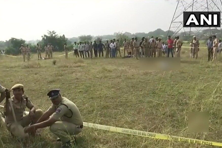 હૈદરાબાદ ગેંગરેપ અને હત્યા (Hyderabad Gangrape Murder Case)ના ચારેય આરોપીઓને પોલીસે એન્કાઉન્ટર (Police Encounter)માં ઠાર માર્યા છે. આ એન્કાઉન્ટર નેશનલ હાઈવે-44 (NH-44)ની પાસે થયું છે. કેસમાં ચારેય આરોપીઓના લાશોની તસવીરો સામે આવી છે. આરોપીની લાશો મળવાની જગ્યા એક બીજાથી થોડા-થોડા અંતરે છે. હૈદરાબાદ ગેંગરેપ અને હત્યા (Hyderabad Gangrape Murder Case)ના ચારેય આરોપીઓને પોલીસે એન્કાઉન્ટર (Police Encounter)માં ઠાર માર્યા છે. આ એન્કાઉન્ટર નેશનલ હાઈવે-44 (NH-44)ની પાસે થયું છે. કેસમાં ચારેય આરોપીઓના લાશોની તસવીરો સામે આવી છે. આરોપીની લાશો મળવાની જગ્યા એક બીજાથી થોડા-થોડા અંતરે છે.
