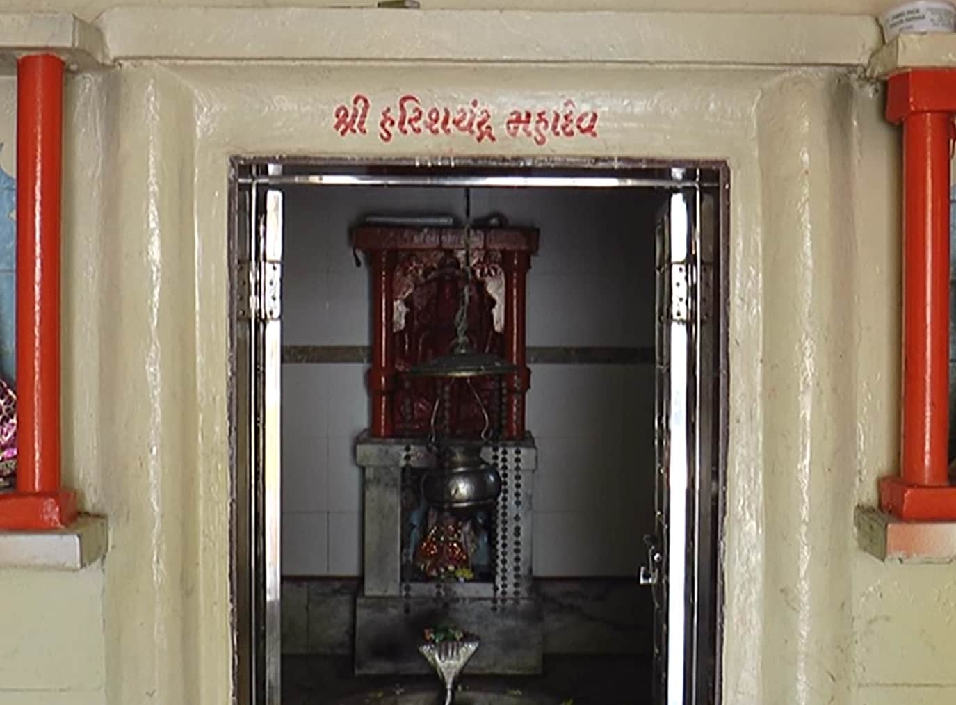 આમ તો શ્રુષ્ટિના રચિયતા એવા બ્રહ્માજીનું સમગ્ર વિશ્વમાં એક માત્ર મંદિર આવેલું છે એ છે પુષ્કરમાં પરંતુ કામરેજ માં પણ હજારો વર્ષ પહેલાં બ્રહ્માજી ની સ્થાપના કરવામાં આવી હતી અને આ મંદિર એટલું પ્રચલિત ના હોવાના કારણે કદાચ લોકોના ધ્યાને ન આવ્યું હોય પરંતુ એક વાત ચોક્કસ છે કે બ્રહ્માજી અને નારદજી ની પ્રતિમા જોઈ આપને સાક્ષાત તેઓ ના દર્શન કર્યા ની અનુભૂતિ થશે. આમ તો શ્રુષ્ટિના રચિયતા એવા બ્રહ્માજીનું સમગ્ર વિશ્વમાં એક માત્ર મંદિર આવેલું છે એ છે પુષ્કરમાં પરંતુ કામરેજ માં પણ હજારો વર્ષ પહેલાં બ્રહ્માજી ની સ્થાપના કરવામાં આવી હતી અને આ મંદિર એટલું પ્રચલિત ના હોવાના કારણે કદાચ લોકોના ધ્યાને ન આવ્યું હોય પરંતુ એક વાત ચોક્કસ છે કે બ્રહ્માજી અને નારદજી ની પ્રતિમા જોઈ આપને સાક્ષાત તેઓ ના દર્શન કર્યા ની અનુભૂતિ થશે.