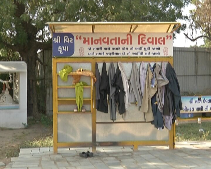 વર્ષથી માનવતાની દિવાલ કાર્યરત : આ દીવાલ પર લખેલું એક પહેરણ પણ ઘર વિહોણા અને નિરાધાર લોકો માટે મહામૂલ્ય બની રહેવા પામ્યું છે. આ દીવાલ પર રહેલ જરૂરી વસ્તુઓ લેવામાં લોકોને કોઈ ખચકાટ કે નીચા પણ મહેસુસ કરવું પડતું નથી માટે જ આ દીવાલ સાચા અર્થમાં માનવ પરિવાર બની રહેવા પામી છે. વર્ષથી માનવતાની દિવાલ કાર્યરત : આ દીવાલ પર લખેલું એક પહેરણ પણ ઘર વિહોણા અને નિરાધાર લોકો માટે મહામૂલ્ય બની રહેવા પામ્યું છે. આ દીવાલ પર રહેલ જરૂરી વસ્તુઓ લેવામાં લોકોને કોઈ ખચકાટ કે નીચા પણ મહેસુસ કરવું પડતું નથી માટે જ આ દીવાલ સાચા અર્થમાં માનવ પરિવાર બની રહેવા પામી છે.
