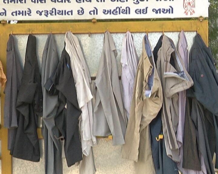 હાથ મજૂરી કરીને રોજનું 200 રૂપિયા કમાતા પિન્કીબેન માટે આ દિવાલ આજે આશીર્વાદ બની છે.પિન્કીબેને ન્યૂઝ18ને જણાવ્યું કે શિયાળામાં તેમને સૌથી વધારે કપડાંની જરુર પડે છે. શિયાળામાં તેઓ અહીં આવે છે.. અને બાળકો માટે કોઈ જૂના સ્વેટર મુકી ગયું હોય તો લઈ જાય.. હજુ સુધી તેમને જુનું સ્વેટર મળ્યું નથી. 3 2 વર્ષથી માનવતાની દિવાલ કાર્યરત : આ દીવાલ પર લખેલું એક પહેરણ પણ ઘર વિહોણા અને નિરાધાર લોકો માટે મહામૂલ્ય બની રહેવા પામ્યું છે. આ દીવાલ પર રહેલ જરૂરી વસ્તુઓ લેવામાં લોકોને કોઈ ખચકાટ કે નીચા પણ મહેસુસ કરવું પડતું નથી માટે જ આ દીવાલ સાચા અર્થમાં માનવ પરિવાર બની રહેવા પામી છે. હાથ મજૂરી કરીને રોજનું 200 રૂપિયા કમાતા પિન્કીબેન માટે આ દિવાલ આજે આશીર્વાદ બની છે.પિન્કીબેને ન્યૂઝ18ને જણાવ્યું કે શિયાળામાં તેમને સૌથી વધારે કપડાંની જરુર પડે છે. શિયાળામાં તેઓ અહીં આવે છે.. અને બાળકો માટે કોઈ જૂના સ્વેટર મુકી ગયું હોય તો લઈ જાય.. હજુ સુધી તેમને જુનું સ્વેટર મળ્યું નથી. 3 2 વર્ષથી માનવતાની દિવાલ કાર્યરત : આ દીવાલ પર લખેલું એક પહેરણ પણ ઘર વિહોણા અને નિરાધાર લોકો માટે મહામૂલ્ય બની રહેવા પામ્યું છે. આ દીવાલ પર રહેલ જરૂરી વસ્તુઓ લેવામાં લોકોને કોઈ ખચકાટ કે નીચા પણ મહેસુસ કરવું પડતું નથી માટે જ આ દીવાલ સાચા અર્થમાં માનવ પરિવાર બની રહેવા પામી છે.