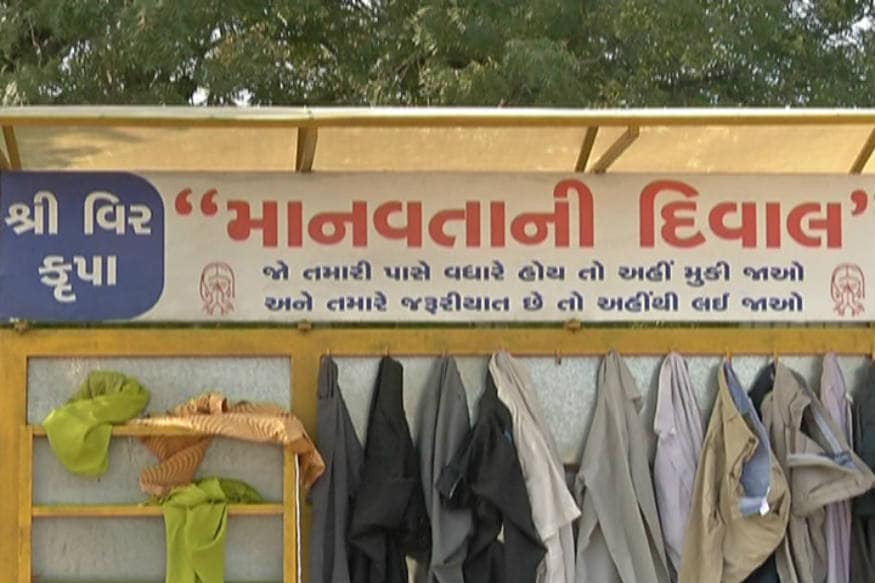 દીપિકા ખુમાણ, અમદાવાદ :નિરાધાર માટે આધાર બની માનવતાની દિવાલ ઘરવિહોણા માટે મહામુલી બની માનવતાની દિવાલ, એવી માનવતાની દિવાલ જ્યાં આવનાર વ્યક્તિ કોઈ શરમ સંકોચ કે ખચકાટ અનુભવતું નથી. અહીં બસ જરુરિયાતમંદ આવે છે અને પોતાને પસંદ પડે અનુકૂળ હોય તેવાં કપડાં અને વસ્તુઓ લઈ જાય છે,અમદાવાદના સામાન્ય રીતે વિહોણા અને ભિક્ષા માગી ગુજરાન ચલાવતા લોકોને કદાચ બે ટાઇમનું ભોજન તો મળી રહેતું હશે પરંતુ, અન્ય પાયાની જરૂરિયાત માટે તેમને દર દર ભટકવું એ તેમની મજબૂરી છે, ત્યારે આવા ઘર વિહોણા અને ભિક્ષા માગી ગુજરાન કરતા લોકો જીવનજરૂરી ચીજવસ્તુઓ ખચકાટ વગર મેળવી શકે તે માટે અમદાવાદના ઝુંડાલ સર્કલની બહાર આ માનવતા દીવાલ ઉભી કરવામાં આવી છે. જે લોકોનો સહારો બનવા પામી છે. દીપિકા ખુમાણ, અમદાવાદ :નિરાધાર માટે આધાર બની માનવતાની દિવાલ ઘરવિહોણા માટે મહામુલી બની માનવતાની દિવાલ, એવી માનવતાની દિવાલ જ્યાં આવનાર વ્યક્તિ કોઈ શરમ સંકોચ કે ખચકાટ અનુભવતું નથી. અહીં બસ જરુરિયાતમંદ આવે છે અને પોતાને પસંદ પડે અનુકૂળ હોય તેવાં કપડાં અને વસ્તુઓ લઈ જાય છે,અમદાવાદના સામાન્ય રીતે વિહોણા અને ભિક્ષા માગી ગુજરાન ચલાવતા લોકોને કદાચ બે ટાઇમનું ભોજન તો મળી રહેતું હશે પરંતુ, અન્ય પાયાની જરૂરિયાત માટે તેમને દર દર ભટકવું એ તેમની મજબૂરી છે, ત્યારે આવા ઘર વિહોણા અને ભિક્ષા માગી ગુજરાન કરતા લોકો જીવનજરૂરી ચીજવસ્તુઓ ખચકાટ વગર મેળવી શકે તે માટે અમદાવાદના ઝુંડાલ સર્કલની બહાર આ માનવતા દીવાલ ઉભી કરવામાં આવી છે. જે લોકોનો સહારો બનવા પામી છે.