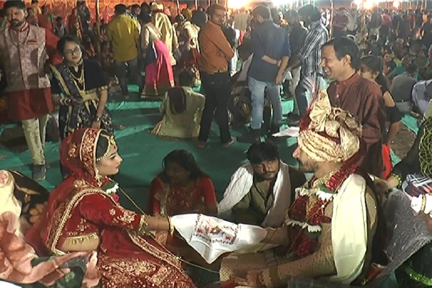આ સર્વજ્ઞાતિય સમૂહલગ્નમાં જાન સામૈયું, મહેમાનોનું સન્માન, સંતો-મહંતોના આશિર્વચન અને ભોજન સમારંભના પ્રસંગો ઉજવવામાં આવ્યા હતા. તેમજ 10 હજારથી વધુ લોકોએ આ સમૂહલગ્ન માણ્યા હતા. દરેક દીકરીને કરિયાવરની ભેટ અપાવામાં આવી હતી. સમાજ શ્રેષ્ઠીઓ, રાજકીય મહાનુભાવો, સર્વ સમાજના રાજેસ્વી રત્નો સહિત મોંઘેરા મહેમાનો ઉપસ્થિત રહ્યા હતા. આ સર્વજ્ઞાતિય સમૂહલગ્નમાં જાન સામૈયું, મહેમાનોનું સન્માન, સંતો-મહંતોના આશિર્વચન અને ભોજન સમારંભના પ્રસંગો ઉજવવામાં આવ્યા હતા. તેમજ 10 હજારથી વધુ લોકોએ આ સમૂહલગ્ન માણ્યા હતા. દરેક દીકરીને કરિયાવરની ભેટ અપાવામાં આવી હતી. સમાજ શ્રેષ્ઠીઓ, રાજકીય મહાનુભાવો, સર્વ સમાજના રાજેસ્વી રત્નો સહિત મોંઘેરા મહેમાનો ઉપસ્થિત રહ્યા હતા.
