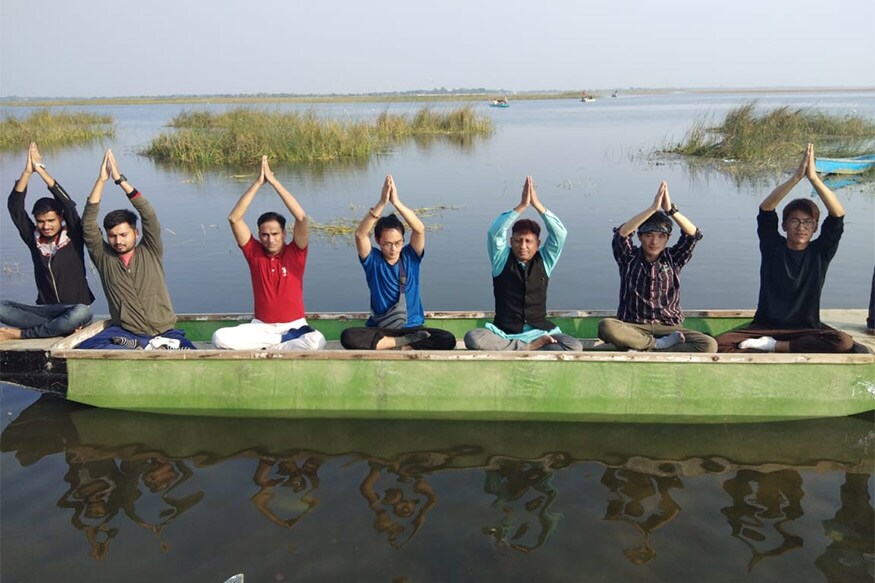 અઢી લાખ લોકોને મફત યોગાભ્યાસ : મુસ્લિમ સંપ્રદાય સાથે સંકળાયેલાં મહેબૂબ કુરેશી વાસ્તવમાં 15 વર્ષથી યોગાના માસ્ટર છે. તેમણે ચીનની દીવાલ પર પણ યોગ કરાવીને વર્લ્ડ રેકોર્ડમાં સ્થાન મેળવ્યું છે. એટલું જ નહીં તેમને ચીનના એમક્યુ ઈન્ટરનેશનલ ફાઉન્ડેશન યોગ શિબિર માટે બોલાવ્યા હતા. જેમાં 4 દેશોનાં લોકોએ ભાગ લીધો હતો. મહેબૂબ કુરેશી વિશ્વના પહેલાં એવાં યોગગુરુ છે જેમણે ચીનની દીવાલ પર લોકોને યોગના આસનો કરાવ્યા છે. અઢી લાખ લોકોને મફત યોગાભ્યાસ : મુસ્લિમ સંપ્રદાય સાથે સંકળાયેલાં મહેબૂબ કુરેશી વાસ્તવમાં 15 વર્ષથી યોગાના માસ્ટર છે. તેમણે ચીનની દીવાલ પર પણ યોગ કરાવીને વર્લ્ડ રેકોર્ડમાં સ્થાન મેળવ્યું છે. એટલું જ નહીં તેમને ચીનના એમક્યુ ઈન્ટરનેશનલ ફાઉન્ડેશન યોગ શિબિર માટે બોલાવ્યા હતા. જેમાં 4 દેશોનાં લોકોએ ભાગ લીધો હતો. મહેબૂબ કુરેશી વિશ્વના પહેલાં એવાં યોગગુરુ છે જેમણે ચીનની દીવાલ પર લોકોને યોગના આસનો કરાવ્યા છે.
