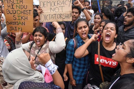 CAA Protest : દિલ્હીમાં વિરોધ પ્રદર્શન વચ્ચે અનેક વિસ્તારોમાં ઇન્ટરનેટ-કૉલિંગ-SMS સુવિધા બંધ CAA Protest : દિલ્હીમાં વિરોધ પ્રદર્શન વચ્ચે અનેક વિસ્તારોમાં ઇન્ટરનેટ-કૉલિંગ-SMS સુવિધા બંધ