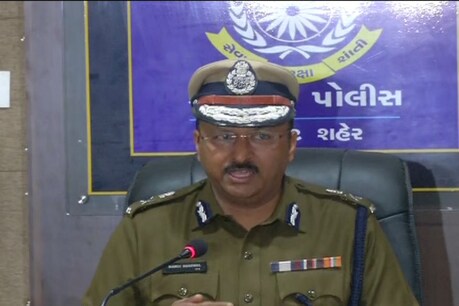 Coronavirus : રાજકોટ પોલીસનું સરાહનીય કામ, રોજ 15,000 જરૂરિયાતમંદોને ભોજન આપશે Coronavirus : રાજકોટ પોલીસનું સરાહનીય કામ, રોજ 15,000 જરૂરિયાતમંદોને ભોજન આપશે