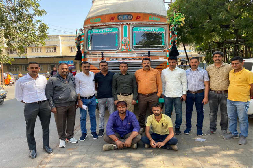 હરીન માત્રાવાડીયા રાજકોટ : રાજકોટ ક્રાઈમ બ્રાન્ચે 31 ડિસેમ્બર પહેલા લાખો ની કિંમત નો દારૂ નો જથ્થો ઝડપી પાડ્યો છે. પોલોસે ચોક્કસ બાતમીને આધારે ગવરીદળ ગામ પાસેથી 29 લાખ થી વધુ નો દારૂ ઝડપી બે શખ્સોની ધરપકડ કરી છે. 31 ડિસેમ્બર નજીક આવી રહી છે ત્યારે લોકો ને નશામાં દુબળવાનો પ્લાન જાણેકે પોલિસે નિષફળ કરી નાખ્યો છે. પોલોસે ચોકસ બાતમીને આધારે ગવરીદળ ગામ પાસેથી લાખોની કિંમત નો વિદેશી દારૂ ઝળપી પાડ્યો છે. હરીન માત્રાવાડીયા રાજકોટ : રાજકોટ ક્રાઈમ બ્રાન્ચે 31 ડિસેમ્બર પહેલા લાખો ની કિંમત નો દારૂ નો જથ્થો ઝડપી પાડ્યો છે. પોલોસે ચોક્કસ બાતમીને આધારે ગવરીદળ ગામ પાસેથી 29 લાખ થી વધુ નો દારૂ ઝડપી બે શખ્સોની ધરપકડ કરી છે. 31 ડિસેમ્બર નજીક આવી રહી છે ત્યારે લોકો ને નશામાં દુબળવાનો પ્લાન જાણેકે પોલિસે નિષફળ કરી નાખ્યો છે. પોલોસે ચોકસ બાતમીને આધારે ગવરીદળ ગામ પાસેથી લાખોની કિંમત નો વિદેશી દારૂ ઝળપી પાડ્યો છે.