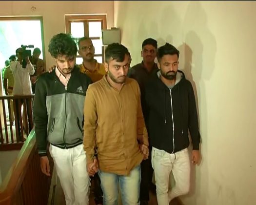 શહેરના કાલાવાડ રોડ પર આવેલા કેકેવી ચોક નજીકથી આગળ જતા તેમણે પોતાની પાસે રહેલા ઝીંઝાર યુવતી પર ફેંક્યા હોવાની ફરિયાદ નોંધાઈ હતી. એક આરોપી તો બી.એચ. એમ.એસનો અભ્યાસ કરે છે. પોલીસને મેસેજ મળતાની સાથે પી.સી.આર. વાન તેમજ ડી.સ્ટાફે રનિંગ ગાડી પકડી પાડી હતી. આ ઘટનામાં બે આરોપીઓ સ્થળ પરથી તેમજ ત્રીજો આરોપી નજીકના સ્થળેથી મળી આવ્યો હતો. આરોપી ઈમરાન અને સઈદ નહેરૂનગર રહે છે જ્યારે ફૈઝલ વાવડી નજીક રહે છે. શહેરના કાલાવાડ રોડ પર આવેલા કેકેવી ચોક નજીકથી આગળ જતા તેમણે પોતાની પાસે રહેલા ઝીંઝાર યુવતી પર ફેંક્યા હોવાની ફરિયાદ નોંધાઈ હતી. એક આરોપી તો બી.એચ. એમ.એસનો અભ્યાસ કરે છે. પોલીસને મેસેજ મળતાની સાથે પી.સી.આર. વાન તેમજ ડી.સ્ટાફે રનિંગ ગાડી પકડી પાડી હતી. આ ઘટનામાં બે આરોપીઓ સ્થળ પરથી તેમજ ત્રીજો આરોપી નજીકના સ્થળેથી મળી આવ્યો હતો. આરોપી ઈમરાન અને સઈદ નહેરૂનગર રહે છે જ્યારે ફૈઝલ વાવડી નજીક રહે છે.