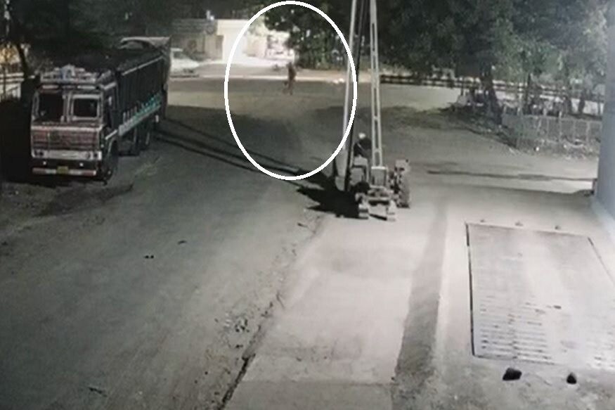 અંકિત પોપટ, રાજકોટ : શહેરનાં (Rajkot) ભાવનગર રોડ પર મનપાના બગીચાની ખુલ્લી જગ્યામાં ઝૂપડાંમાં રહેતા એક શ્રમિક પરિવારની આઠ વર્ષની દીકરીનું અપહરણ (Kidnapping) કરીને તેની પર દુષ્કર્મ (molest) આચરવામાં આવતા ચકચાર મચી ગઇ છે. જેમાં રાજકોટ પોલીસે 24 કલાકની અંદર 22 વર્ષનાં યુવાનની ધરપકડ કરી છે. પોલીસે સીસીટીવીની મદદથી આરોપી હરદેવ માંગરોળિયાને ઝડપી પાડ્યો છે. સીસીટીવીમાં અપહરણકાર બાળકીને લઇને જતો દેખાય છે અને બાળકી દોડીને ઝૂંપડા બાજુ જતી સ્પષ્ટ દેખાય છે. અંકિત પોપટ, રાજકોટ : શહેરનાં (Rajkot) ભાવનગર રોડ પર મનપાના બગીચાની ખુલ્લી જગ્યામાં ઝૂપડાંમાં રહેતા એક શ્રમિક પરિવારની આઠ વર્ષની દીકરીનું અપહરણ (Kidnapping) કરીને તેની પર દુષ્કર્મ (molest) આચરવામાં આવતા ચકચાર મચી ગઇ છે. જેમાં રાજકોટ પોલીસે 24 કલાકની અંદર 22 વર્ષનાં યુવાનની ધરપકડ કરી છે. પોલીસે સીસીટીવીની મદદથી આરોપી હરદેવ માંગરોળિયાને ઝડપી પાડ્યો છે. સીસીટીવીમાં અપહરણકાર બાળકીને લઇને જતો દેખાય છે અને બાળકી દોડીને ઝૂંપડા બાજુ જતી સ્પષ્ટ દેખાય છે.