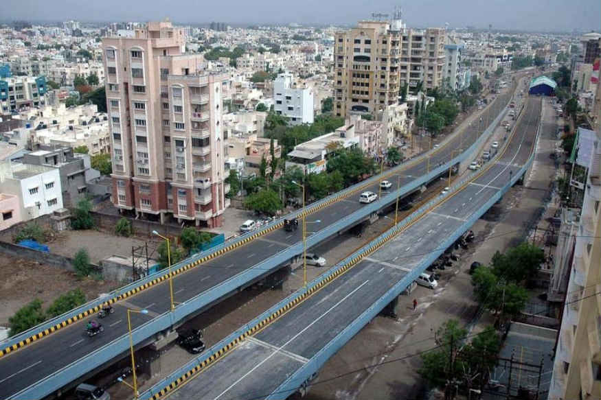 ન્યૂઝ 18 ગુજરાતી સાથેની વાતચીતમાં મ્યુનિસિપલ કમિશનર ઉદીત અગ્રવાલે જણાવ્યું હતું કે મલ્ટિલેવલ ઓર બ્રિજ કોટેચા ચોક પહેલાથી શરૂ કરી આત્મીય કોલેજ આગળ પૂરો કરવાની વિચારણા ચાલી રહી છે ત્યારે આગામી સમયમાં આ બ્રિજ રાજકોટ નો સૌથી મોટો અને સૌથી ઊંચો બ્રિજ બની રહેશે. આગામી સમયમાં એજન્સી દ્વારા ફિઝિબિલિટી રિપોર્ટ સુપરત કર્યા બાદ બ્રિજની ડિઝાઈન તેમજ તેનો ખર્ચ જાણી શકાશે ત્યારબાદ જ ટેન્ડરની પ્રક્રિયા હાથ ધરવામાં આવશે. (ફાઇલ તસવીર) ન્યૂઝ 18 ગુજરાતી સાથેની વાતચીતમાં મ્યુનિસિપલ કમિશનર ઉદીત અગ્રવાલે જણાવ્યું હતું કે મલ્ટિલેવલ ઓર બ્રિજ કોટેચા ચોક પહેલાથી શરૂ કરી આત્મીય કોલેજ આગળ પૂરો કરવાની વિચારણા ચાલી રહી છે ત્યારે આગામી સમયમાં આ બ્રિજ રાજકોટ નો સૌથી મોટો અને સૌથી ઊંચો બ્રિજ બની રહેશે. આગામી સમયમાં એજન્સી દ્વારા ફિઝિબિલિટી રિપોર્ટ સુપરત કર્યા બાદ બ્રિજની ડિઝાઈન તેમજ તેનો ખર્ચ જાણી શકાશે ત્યારબાદ જ ટેન્ડરની પ્રક્રિયા હાથ ધરવામાં આવશે. (ફાઇલ તસવીર)