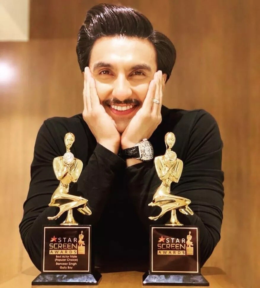 મુંબઇ : સ્ટાર સ્ક્રિન એવોર્ડ 2019માં રણવીર સિંગને ગલી બોય ફિલ્મમા શ્રેષ્ઠ એક્ટર માટેનો એવોર્ડ મેળવ્યો છે. આ કાર્યક્રમમાં ઘણાં બધા સેલિબ્રિટીઝ જેમકે આલિયા ભટ્ટ, દિપીકા પાદુકોણ, રણવીર સિંહ, રિતિક રોશન, શાહિદ કપૂર, આયુષ્માન ખુરાના, યામી ગૌતમ, અનન્યા પાંડે, સિદ્ધાંત ચતુર્વેદી, સુરવીન ચાવલા વગેરે સહિત અનેકનો જમાવડો થયો હતો. ફિલ્મ ગલી બોય કુલ 4 અવોર્ડ પોતાના નામે કર્યાં છે. મુંબઇ : સ્ટાર સ્ક્રિન એવોર્ડ 2019માં રણવીર સિંગને ગલી બોય ફિલ્મમા શ્રેષ્ઠ એક્ટર માટેનો એવોર્ડ મેળવ્યો છે. આ કાર્યક્રમમાં ઘણાં બધા સેલિબ્રિટીઝ જેમકે આલિયા ભટ્ટ, દિપીકા પાદુકોણ, રણવીર સિંહ, રિતિક રોશન, શાહિદ કપૂર, આયુષ્માન ખુરાના, યામી ગૌતમ, અનન્યા પાંડે, સિદ્ધાંત ચતુર્વેદી, સુરવીન ચાવલા વગેરે સહિત અનેકનો જમાવડો થયો હતો. ફિલ્મ ગલી બોય કુલ 4 અવોર્ડ પોતાના નામે કર્યાં છે.