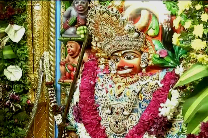 સાળંગપુર કષ્ટભંજન હનુમાનજી મંદિરમાં 54 ફૂટ ઊંચી હનુમાનજી ની પ્રતિમા મૂકાશે. પ્રતિમાની મુકવાની જગ્યા પર મંદિર વિભાગ દ્વારા ખાતમહૂર્ત કરવામાં આવ્યું હતું . મંદિર વિભાગના જણાવ્યા પ્રમાણે ભારતમાં આ પ્રથમ એવી આ મૂર્તિ હશે જે સોલિડ બ્લેક ગ્રેનાઈટ વાળી હશે. સાળંગપુર કષ્ટભંજન હનુમાનજી મંદિરમાં 54 ફૂટ ઊંચી હનુમાનજી ની પ્રતિમા મૂકાશે. પ્રતિમાની મુકવાની જગ્યા પર મંદિર વિભાગ દ્વારા ખાતમહૂર્ત કરવામાં આવ્યું હતું . મંદિર વિભાગના જણાવ્યા પ્રમાણે ભારતમાં આ પ્રથમ એવી આ મૂર્તિ હશે જે સોલિડ બ્લેક ગ્રેનાઈટ વાળી હશે.