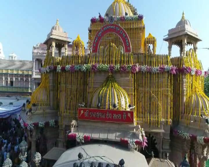 ગુજરાતના બોટાદ જિલ્લાના સાળંગપુર ગામમાં કષ્ટભંજન દેવ હનુમાનજીનું મંદિર આવેલું છે. આ મંદિર સાળંગપુરના હનુમાન તરીકે પણ પ્રસિદ્ધ છે. કષ્ટભંજન દેવની સ્થાપના વિક્રમ સંવત 1905 આસો વદ પાંચમના દિવસે કરવામાં આવી હતી. ગુજરાતના બોટાદ જિલ્લાના સાળંગપુર ગામમાં કષ્ટભંજન દેવ હનુમાનજીનું મંદિર આવેલું છે. આ મંદિર સાળંગપુરના હનુમાન તરીકે પણ પ્રસિદ્ધ છે. કષ્ટભંજન દેવની સ્થાપના વિક્રમ સંવત 1905 આસો વદ પાંચમના દિવસે કરવામાં આવી હતી.