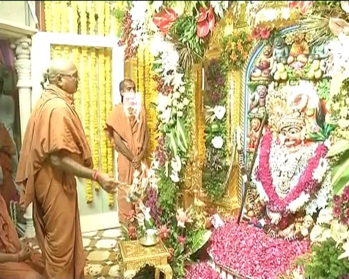 સાળંગપુર મંદિરના પરિસરમાં એક સ્વામિનારાયણ મંદિર પણ આવેલું છે. જેમાં એવી વસ્તુઓ ભક્તોનાં દર્શન માટે રાખવામાં આવી છે, જેનો ઉપયોગ ભગવાન સ્વામિનારાયણે કર્યો હતો. અહીં આવેલા નારાયણ કુંડમાં ભગવાન સ્વામિનારાયણ સ્નાન કરતા હતા. એવું કહેવાય છે કે એક વખત હનુમાનજી અને શનિદેવ વચ્ચે યુદ્ધ થયું હતું. સાળંગપુર મંદિરના પરિસરમાં એક સ્વામિનારાયણ મંદિર પણ આવેલું છે. જેમાં એવી વસ્તુઓ ભક્તોનાં દર્શન માટે રાખવામાં આવી છે, જેનો ઉપયોગ ભગવાન સ્વામિનારાયણે કર્યો હતો. અહીં આવેલા નારાયણ કુંડમાં ભગવાન સ્વામિનારાયણ સ્નાન કરતા હતા. એવું કહેવાય છે કે એક વખત હનુમાનજી અને શનિદેવ વચ્ચે યુદ્ધ થયું હતું.