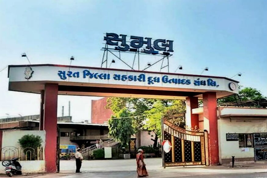દક્ષિણ ગુજરાતના અનેક પશુપાલકોની રોજી રોટી સમાન સુમુલ ડેરીએ ઘાસચારાની અછત અને પશુ દાણમાં ભાવ વધારો થવાના કારણે દૂધના ભાવમાં વધારો કર્યો છે. સુમુલ ડેરીએ દૂધ ઉત્પાદકોના ભાવનમાં વધારો જાહેર કરવાથી પશુપાલકોને થોડી રાહત મળશે. ડેરીની જાહેરાત પ્રમાણે નવો ભાવ વધારો 5મી ડિસેમ્બરથી લાગુ પડશે. દક્ષિણ ગુજરાતના અનેક પશુપાલકોની રોજી રોટી સમાન સુમુલ ડેરીએ ઘાસચારાની અછત અને પશુ દાણમાં ભાવ વધારો થવાના કારણે દૂધના ભાવમાં વધારો કર્યો છે. સુમુલ ડેરીએ દૂધ ઉત્પાદકોના ભાવનમાં વધારો જાહેર કરવાથી પશુપાલકોને થોડી રાહત મળશે. ડેરીની જાહેરાત પ્રમાણે નવો ભાવ વધારો 5મી ડિસેમ્બરથી લાગુ પડશે.