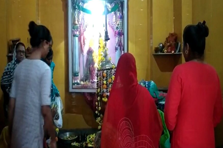 કિર્તેશ પટેલ, સુરત : શહેરમાં દિનપ્રતિદિન તસ્કરોનો આતંક વધતો જતો હોય તેવું લાગી રહ્યું છે,તસ્કરોએ પોલીસ પેટ્રોલિંગને પડકારી પાંડેસરાના કાશી વિશ્વનાથ મદિરમાં મૂકેલી દાન પેટીની રકમની ચોરી કરી ભાગી છૂટ્યા હતા જેની જાણ થતાં જ પાંડેસરા પોલીસ દોડતી થઇ હતી, જોકે ચોરીની ઘટના CCTVમાં કેદ થઈ ગઈ છે. (મંદિરમાં પૂજા કરી રહેલા ભક્તોની તસવીર) કિર્તેશ પટેલ, સુરત : શહેરમાં દિનપ્રતિદિન તસ્કરોનો આતંક વધતો જતો હોય તેવું લાગી રહ્યું છે,તસ્કરોએ પોલીસ પેટ્રોલિંગને પડકારી પાંડેસરાના કાશી વિશ્વનાથ મદિરમાં મૂકેલી દાન પેટીની રકમની ચોરી કરી ભાગી છૂટ્યા હતા જેની જાણ થતાં જ પાંડેસરા પોલીસ દોડતી થઇ હતી, જોકે ચોરીની ઘટના CCTVમાં કેદ થઈ ગઈ છે. (મંદિરમાં પૂજા કરી રહેલા ભક્તોની તસવીર)