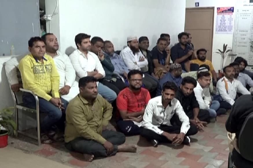 અમદાવાદ શહેરમાં આજે સિટિઝનશિપ એમેન્ડમેન્ટ એક્ટનાં વિરોધ પ્રદર્શનમાં પોલીસ અને ટોળા વચ્ચે ઘર્ષણ બાદ કેટલાક વિસ્તારમાં અજંપાભરી સ્થિતિ સર્જાઈ હતી, ત્યારબાદ ટોળાના પથ્થરમારામાં 20 જેટલા પોલીસ કર્મીઓ ઘાયલ થયા હતા. આ મામલે પોલીસે હાલમાં પરિસ્થિતિ પર કાબુ મેળવી લીધો છે. પોલીસે 23 જેટલા તોફાની તત્વોની અટકાયત કરી છે. જેમની સામે કાયદેસરની કાર્યવાહી પોલીસે શરૂ કરી છે. અમદાવાદ શહેરમાં આજે સિટિઝનશિપ એમેન્ડમેન્ટ એક્ટનાં વિરોધ પ્રદર્શનમાં પોલીસ અને ટોળા વચ્ચે ઘર્ષણ બાદ કેટલાક વિસ્તારમાં અજંપાભરી સ્થિતિ સર્જાઈ હતી, ત્યારબાદ ટોળાના પથ્થરમારામાં 20 જેટલા પોલીસ કર્મીઓ ઘાયલ થયા હતા. આ મામલે પોલીસે હાલમાં પરિસ્થિતિ પર કાબુ મેળવી લીધો છે. પોલીસે 23 જેટલા તોફાની તત્વોની અટકાયત કરી છે. જેમની સામે કાયદેસરની કાર્યવાહી પોલીસે શરૂ કરી છે.