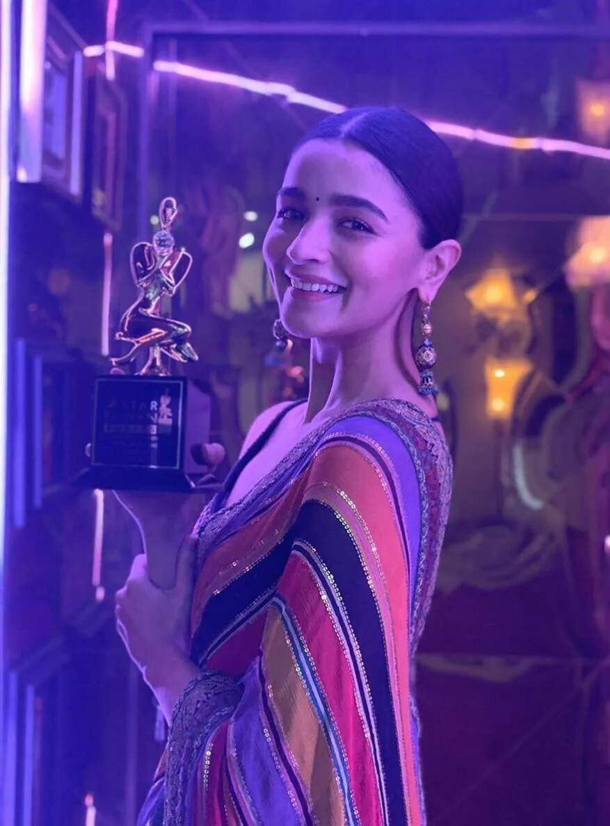 'ગલી બોય'માં રણવીર સિંહને બેસ્ટ એક્ટર, આલિયા ભટ્ટને બેસ્ટ એક્ટ્રેસ, ઝોયા અખ્તરને બેસ્ટ ડાયરેક્ટર, સિદ્ધાંત ચતુર્વેદીને મોસ્ટ પ્રોમિસિંગ એક્ટરનો અવોર્ડ મળ્યો છે. 'ગલી બોય'માં રણવીર સિંહને બેસ્ટ એક્ટર, આલિયા ભટ્ટને બેસ્ટ એક્ટ્રેસ, ઝોયા અખ્તરને બેસ્ટ ડાયરેક્ટર, સિદ્ધાંત ચતુર્વેદીને મોસ્ટ પ્રોમિસિંગ એક્ટરનો અવોર્ડ મળ્યો છે.