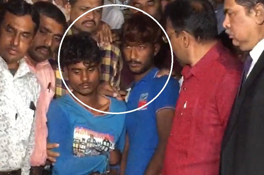 વડોદરા : નવલખી ગેંગરેપના બે આરોપીઓ કિશન માથાસુરીયા અને જશા સોલંકીને ગઇકાલે ચુસ્ત પોલીસ બંદોબસ્ત વચ્ચે પોક્સોની સ્પેશ્યલ કોર્ટમાં હાજર કરવામાં આવ્યા હતા. વકીલોથી ખીચોખીચ અદાલતમાં અડધો કલાક સુધી આરોપીઓના 14 દિવસના રિમાન્ડ મેળવવા માટે પોલીસ અને સરકારી વકીલે ન્યાયાધીશ સમક્ષ રજૂઆતો કરી હતી. બંને પક્ષની રજૂઆતો સાંભળી અદાલતે બંને આરોપીઓના 8 દિવસનાં રિમાન્ડ મંજૂર કર્યા છે. ત્યારે ન્યાયાધીશે આરોપીઓને પૂછ્યું કે આ અંગે તમારે કંઇ કહેવું છે? તે સામે બંન્નેએ કહ્યું કે અમે માની લીધું છે અને માફી પણ માંગી લીધી છે. વડોદરા : નવલખી ગેંગરેપના બે આરોપીઓ કિશન માથાસુરીયા અને જશા સોલંકીને ગઇકાલે ચુસ્ત પોલીસ બંદોબસ્ત વચ્ચે પોક્સોની સ્પેશ્યલ કોર્ટમાં હાજર કરવામાં આવ્યા હતા. વકીલોથી ખીચોખીચ અદાલતમાં અડધો કલાક સુધી આરોપીઓના 14 દિવસના રિમાન્ડ મેળવવા માટે પોલીસ અને સરકારી વકીલે ન્યાયાધીશ સમક્ષ રજૂઆતો કરી હતી. બંને પક્ષની રજૂઆતો સાંભળી અદાલતે બંને આરોપીઓના 8 દિવસનાં રિમાન્ડ મંજૂર કર્યા છે. ત્યારે ન્યાયાધીશે આરોપીઓને પૂછ્યું કે આ અંગે તમારે કંઇ કહેવું છે? તે સામે બંન્નેએ કહ્યું કે અમે માની લીધું છે અને માફી પણ માંગી લીધી છે.