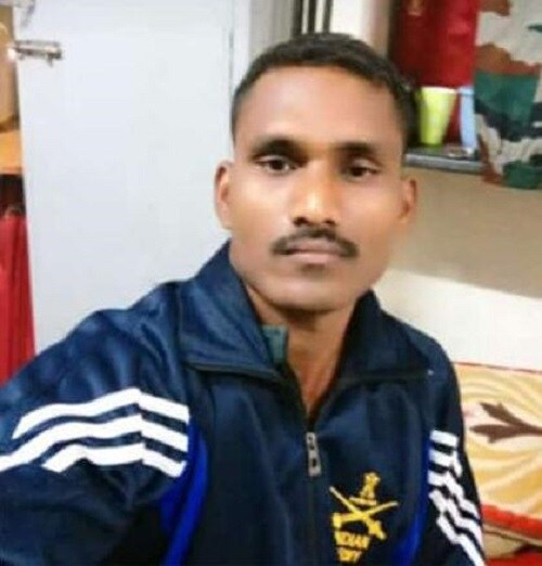 મૂળ પંચમહાલના ઘોઘંબાના લામડાધરા ગામનાં કાટુ ફળિયામાં રહેતા 25 વર્ષનાં અમિત રામસિંહ નાયક છેલ્લા 5 વર્ષથી ભારતીય લશ્કરમાં ફરજ બજાવતા હતા. તેમનું પોસ્ટિંગ કાશ્મીર બોર્ડર પર હતું. તેઓ દિવાળી દરમિયાન પરિવાર સાથે રજાઓ ગાળવા વતન લામડાધરા આવ્યા હતા. રજાઓ પૂરી થતાં તેમને પરત જવાનું હતું. ટ્રેન વડોદરાથી ઉપડતી હોવાથી તેમણે તેમના બનેવી પ્રમોદભાઇ કંચનભાઇ નાયક સાથે વડોદરા બાઇક પર આવવા નીકળ્યાં હતા. દરમિયાન વડોદરા-હાલોલ રોડ પરની હોટલ સર્વોત્તમ સામે વિઠ્ઠલપુરા ગામ પાસે આવતાં બાઇકમાં અચાનક આગ લાગી ગઇ હતી. મૂળ પંચમહાલના ઘોઘંબાના લામડાધરા ગામનાં કાટુ ફળિયામાં રહેતા 25 વર્ષનાં અમિત રામસિંહ નાયક છેલ્લા 5 વર્ષથી ભારતીય લશ્કરમાં ફરજ બજાવતા હતા. તેમનું પોસ્ટિંગ કાશ્મીર બોર્ડર પર હતું. તેઓ દિવાળી દરમિયાન પરિવાર સાથે રજાઓ ગાળવા વતન લામડાધરા આવ્યા હતા. રજાઓ પૂરી થતાં તેમને પરત જવાનું હતું. ટ્રેન વડોદરાથી ઉપડતી હોવાથી તેમણે તેમના બનેવી પ્રમોદભાઇ કંચનભાઇ નાયક સાથે વડોદરા બાઇક પર આવવા નીકળ્યાં હતા. દરમિયાન વડોદરા-હાલોલ રોડ પરની હોટલ સર્વોત્તમ સામે વિઠ્ઠલપુરા ગામ પાસે આવતાં બાઇકમાં અચાનક આગ લાગી ગઇ હતી.