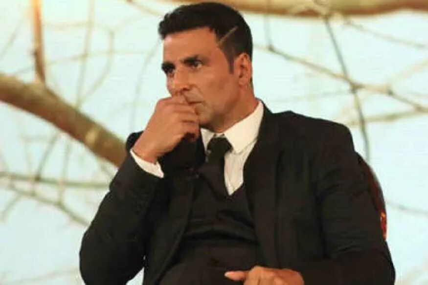 ઉલ્લેખનીય છે કે, અક્ષય કુમારે (Akshay kumar)પોતાના ટ્વીટર હેન્ડલથી જામિયામાં થયેલી હિંસાની મજાકવાળો વીડિયોને લાઈક કર્યો હતો. પરંતુ અક્ષય કુમારને પોતાની ભૂલ સમજાઈ હતી. અને તરત જ તેમણે પોતાનું લાઈક ટ્વીટથી હટાવી દીધું હતું. હવે આ લાઈકને અક્ષયે પોતાની ભૂલ ગણાવી છે. ઉલ્લેખનીય છે કે, અક્ષય કુમારે (Akshay kumar)પોતાના ટ્વીટર હેન્ડલથી જામિયામાં થયેલી હિંસાની મજાકવાળો વીડિયોને લાઈક કર્યો હતો. પરંતુ અક્ષય કુમારને પોતાની ભૂલ સમજાઈ હતી. અને તરત જ તેમણે પોતાનું લાઈક ટ્વીટથી હટાવી દીધું હતું. હવે આ લાઈકને અક્ષયે પોતાની ભૂલ ગણાવી છે.