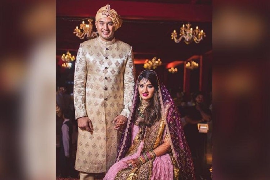 નવી દિલ્હીઃ ટેનિસ સ્ટાર સાનિયા મિર્ઝાની (Sania Mirza) બહેન અનમ મિર્ઝાએ (Anam Mirza) મોહમ્મદ અઝદુદ્દીન સાથે લગ્ન કરી લીધા છે. બુધવારે ધૂમધામથી બંનેએ લગ્ન કર્યા છે. અસદ ભારતીય ક્રિકેટ ટીમના (Indian cricket team) પૂર્વ કેપ્ટન મોહમ્મદ અઝહરુદ્ધીનના પુત્ર છે. સાનિયા મિર્ઝાના પતિ શોએબ મલિક આ લગ્નમાં આવ્યા ન હોવાના સમાચાર મળી રહ્યા છે. નવી દિલ્હીઃ ટેનિસ સ્ટાર સાનિયા મિર્ઝાની (Sania Mirza) બહેન અનમ મિર્ઝાએ (Anam Mirza) મોહમ્મદ અઝદુદ્દીન સાથે લગ્ન કરી લીધા છે. બુધવારે ધૂમધામથી બંનેએ લગ્ન કર્યા છે. અસદ ભારતીય ક્રિકેટ ટીમના (Indian cricket team) પૂર્વ કેપ્ટન મોહમ્મદ અઝહરુદ્ધીનના પુત્ર છે. સાનિયા મિર્ઝાના પતિ શોએબ મલિક આ લગ્નમાં આવ્યા ન હોવાના સમાચાર મળી રહ્યા છે.